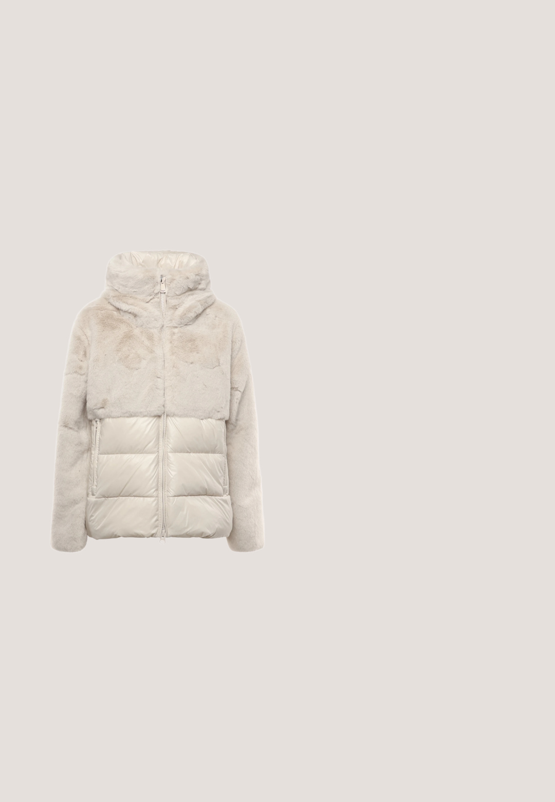 Veste matelassée avec un haut en fausse fourrure douce de couleur beige clair, une partie inférieure lisse et brillante, une capuche et une fermeture éclair à l'avant.; Haut en peluche beige avec une poche avant, des poignets côtelés et une capuche à cordon. Présente le logo "Pegador" en noir sur la poitrine.; T-shirt en coton blanc à manches courtes, col rond, avec le texte "Guess Jeans" brodé en rose à l'intérieur d'un design en forme d'étoile sur le devant.; Pantalon droit couleur blanc cassé avec taille élastique, cordon de serrage et poches zippées des deux côtés, arborant une broderie discrète du logo sur la cuisse droite.; Baskets beige et blanches avec semelle épaisse, panneaux en tissu bleu à motifs, empiècements en mesh blanc et lacets beiges, vue latérale.; Sac à main crème matelassé avec une poignée courbe, une fermeture éclair et une quincaillerie noire contrastante. Présente un logo embossé sur toute la surface.