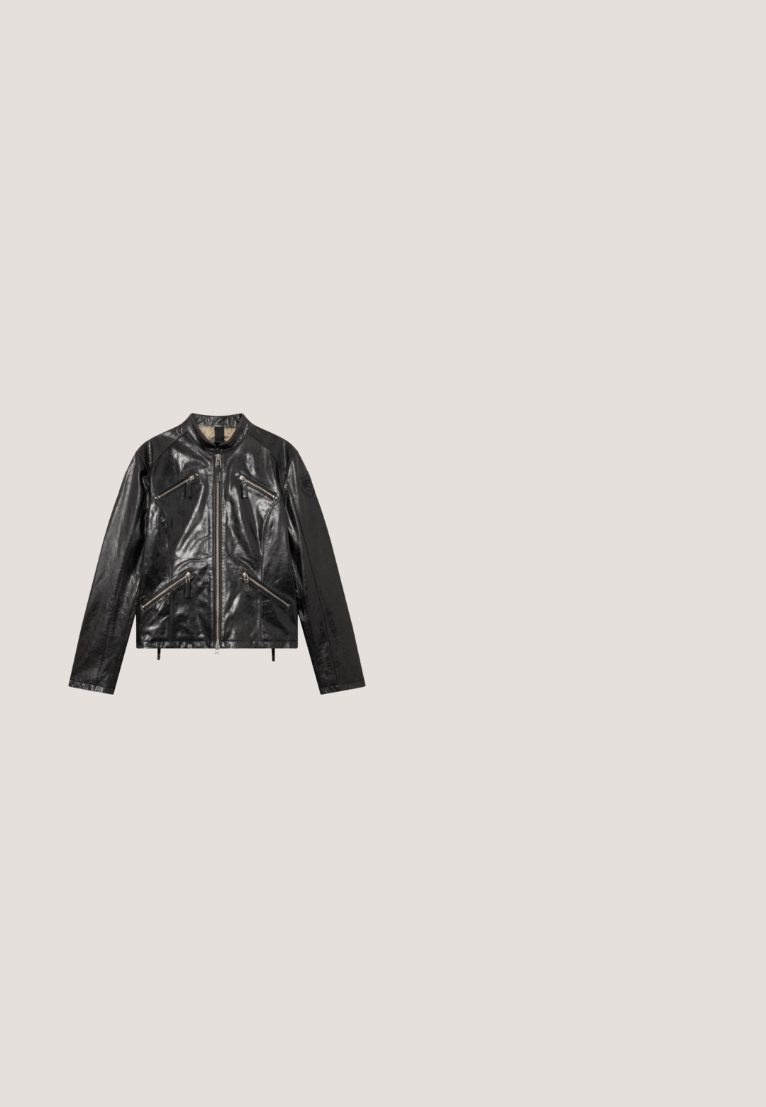 Schwarze Leder-Bikerjacke mit vier Reißverschlusstaschen, Stehkragen und sichtbaren Nähten.; Schwarzes, eng anliegendes Hemd mit Dreiviertelärmeln und einem breiten, abgerundeten Ausschnitt, dargestellt auf einfachem Hintergrund.; Schwarze Kunstlederhosen mit einem figurbetonten Design, ausgestattet mit zwei Fronttaschen und einem Knopfverschluss an der Taille, glatte Textur und eleganter Finish.; Schwarze knielange Lederstiefel mit glatter Textur, runder Zehenform, flacher Sohle und minimalistischem Design, mit genähten Nähten und ohne sichtbare Beschläge.; Schwarz-beige übergroße Sonnenbrille mit eckigen Fassungen, Verlaufsgläsern und geschwungenen Bügeln mit Logodetail am Bügelansatz.; Schwarze Handtasche mit liniaren Logo-Muster, aus Leder, mit zwei Griffen, abnehmbaren Schultergurt und goldfarbigen Hardware-Akzenten.