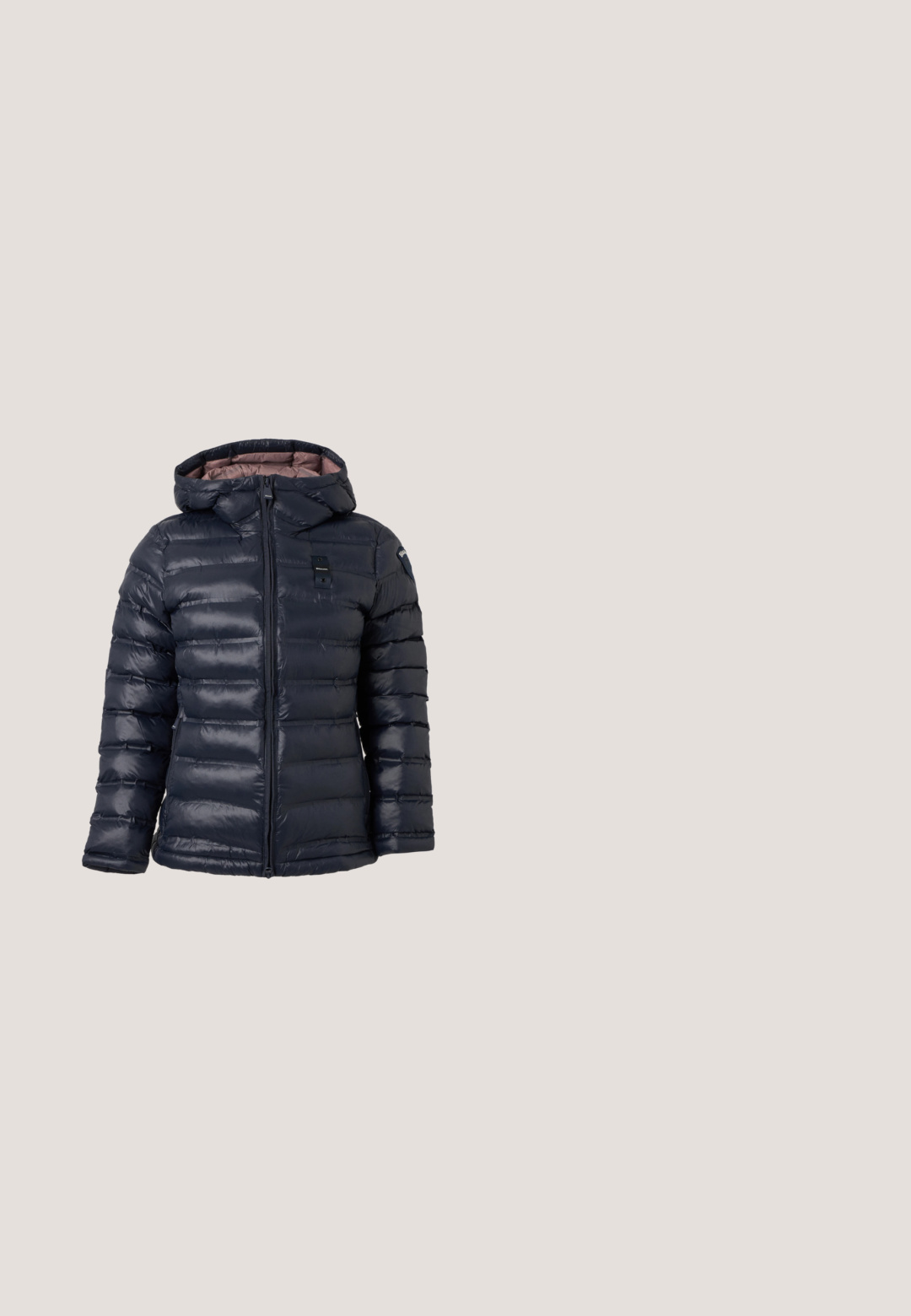 Veste matelassée noire avec capuche, fermeture éclair frontale et petits patchs logo sur la poitrine et la manche gauche, présentée sur fond clair uni.; T-shirt à manches courtes et col rond couleur rose poudré avec une coupe décontractée, présenté sur un fond blanc uni.; Short en denim blanc avec poches à l’avant, passants pour ceinture et fermeture par bouton métallique, présenté sur un fond uni.; Baskets en cuir bourgogne avec panneau en tissu texturé et motif de logo, semelle en caoutchouc blanche, et lacets ton sur ton. Accent doré à l'arrière.; Sac à bandoulière en cuir marron avec sangle réglable, haut froncé et détail de ceinture fine au milieu, embossé du logo de la marque.; Boucles d’oreilles créoles en argent, chacune avec deux petites pierres précieuses attachées, une vert clair et une bleu clair, exposées sur un fond blanc.