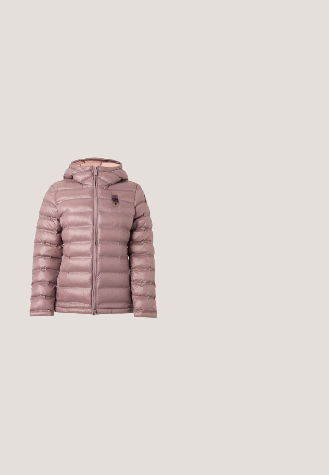 Chaqueta acolchada de color malva claro con acolchado horizontal, cremallera frontal, capucha incorporada y pequeño parche negro con logotipo en el pecho.; Sudadera de manga larga rosa claro con cuello redondo, puños y bajo acanalados, tejido texturizado, pequeño logo de cocodrilo verde en el pecho izquierdo.; Camiseta de algodón color durazno claro con escote en V y mangas cortas, con un pequeño logo verde de Lacoste en el área del pecho izquierdo.; Pantalones deportivos color rosa claro con cintura elástica y puños en los tobillos, exhibidos sobre un fondo claro uniforme.; Zapatilla de correr con parte superior de malla en tonos rosa, beige y crema, refuerzos sintéticos, suela gruesa y suela texturizada para agarre, vista lateral.; Bolso tote rosa de Lacoste con dos asas y logo en relieve sobre superficie lisa, mostrado sobre fondo gris claro.