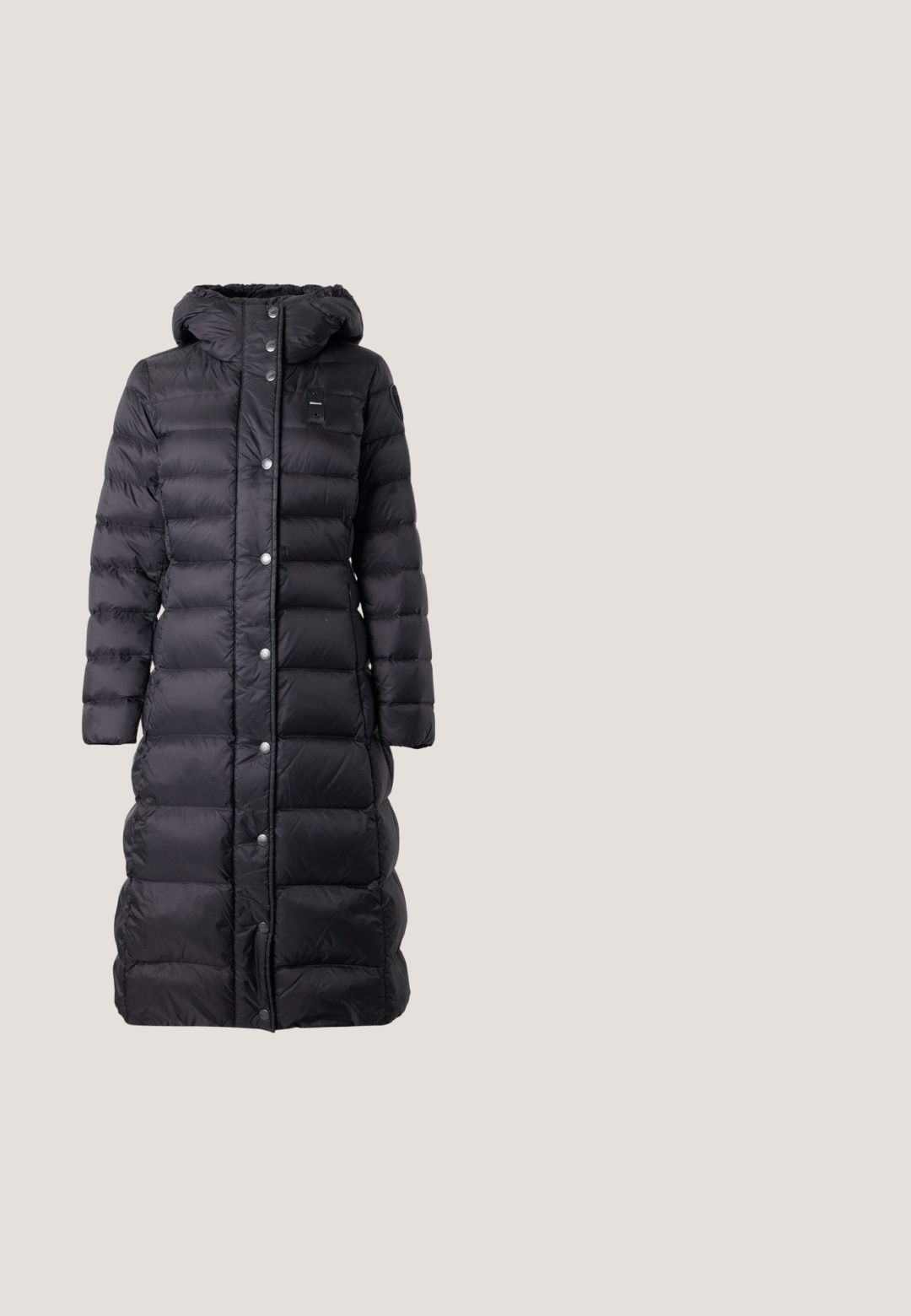 Lange zwarte gewatteerde winterjas met capuchon, drukknopen aan de voorkant en doorgestikte horizontale naden, afgebeeld op een witte achtergrond.; Zwarte cardigan van zacht materiaal met een ronde halslijn, lange mouwen en een knoopsluiting met zes knopen.; Grijs-wit horizontaal gestreept T-shirt met korte mouwen, een ronde halslijn en een gestructureerde stof op een effen achtergrond.; Rechtdoorgaande zwarte vervaagde jeans voor mannen met een knoopsluiting aan de voorkant en vijf zakken op een eenvoudige witte achtergrond.; Lichtbeige sneakers met een textuur van leer op het bovenwerk, getextureerde zijpanelen en een rubberen zool. Voorzien van een slank, gestroomlijnd ontwerp en platte veters.; Zwarte leren clutch tas met zilverkleurig frame en sluiting, met een korte handgreep die zilveren ketting en geel-zwarte geruite stof combineert.