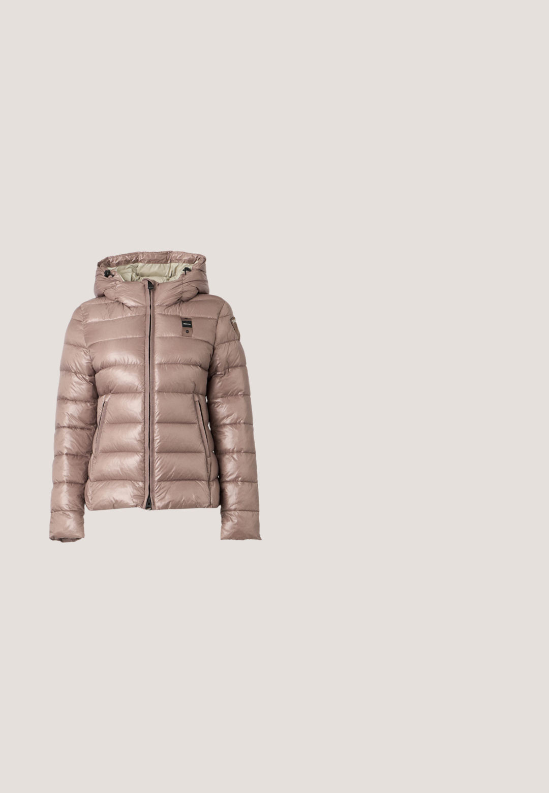 Hellbraune gesteppte Jacke mit Kapuze, Frontreißverschluss, zwei Seitentaschen und kleinem schwarzem Markenlabel auf der Brust vor einfarbigem Hintergrund.; Taupefarbenes Langarm-Sweatshirt mit Rundhalsausschnitt, goldenem EA7 Emporio Armani Logo und kleinem goldfarbenen Detail auf der linken Schulter.; Dunkelgraues Langarmshirt mit "Ea7 Emporio Armani" in kleinen Strasssteinen auf der Brust und rundem Ausschnitt.; Hellblaue Jeans mit Slim Fit, ausgestattet mit einem Knopfverschluss, leichter Waschung und klassischem Fünf-Taschen-Design.; Beige Wildleder-Sneaker mit Schnürverschluss, dekorativen Metallakzenten und Gummisohle. Verfügt über durchbrochene Streifen und eine strukturierte Ferse.; Braune strukturierte Lederhandtasche mit zwei Griffen, metallischen Beschlägen, einem abnehmbaren gemusterten Gurt und einem angehängten Markenschild.