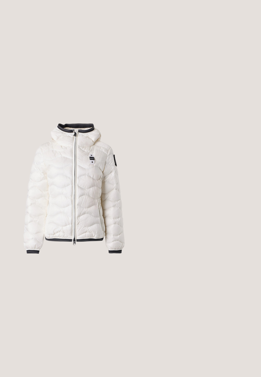 Veste matelassée blanche à capuche avec bordures noires aux poignets, à l'ourlet et à la fermeture éclair, avec fermeture éclair frontale et petit patch logo sur la poitrine et la manche.; Sweatshirt beige à manches longues avec texte logo "EA7" en paillettes dorées et texte logo "EMPORIO ARMANI" doré sur le devant.; T-shirt rose clair à manches courtes avec un logo en relief "ARMANI EXCHANGE" en accents métalliques. Tissu doux, encolure ronde classique, coupe ajustée.; Jean en denim bleu avec un effet délavé, taille mi-haute, design à cinq poches et jambes légèrement évasées.; Baskets de sport en beige et crème avec une tige en maille, une semelle épaisse et un branding marqué. Présente des matériaux lisses et texturés.; Sac cabas en cuir brun foncé texturé avec deux poignées, une bandoulière amovible au nom de la marque, et une étiquette suspendue embossée.