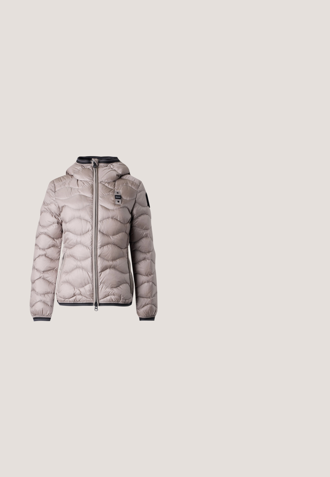 Veste matelassée légère gris clair avec capuche, fermeture éclair devant, poignets élastiques et petits écussons logo noirs sur la poitrine et la manche.; Pull noir côtelé à manches longues avec un décolleté en V. Présente une silhouette ajustée et un tissu texturé, offrant un léger éclat.; Pull en maille blanc à manches courtes avec col rond et poignets et bord côtes, présenté sur un fond clair uni.; Pantalon en velours gris à larges jambes plissées, taille haute, avec un détail de rabat latéral boutonné.; Baskets beige clair avec une tige en cuir texturé, des panneaux latéraux texturés et une semelle en caoutchouc. Dotées d'un design fin et épuré ainsi que de lacets plats.; Sac cabas en cuir brun foncé texturé avec deux poignées, une bandoulière amovible au nom de la marque, et une étiquette suspendue embossée.