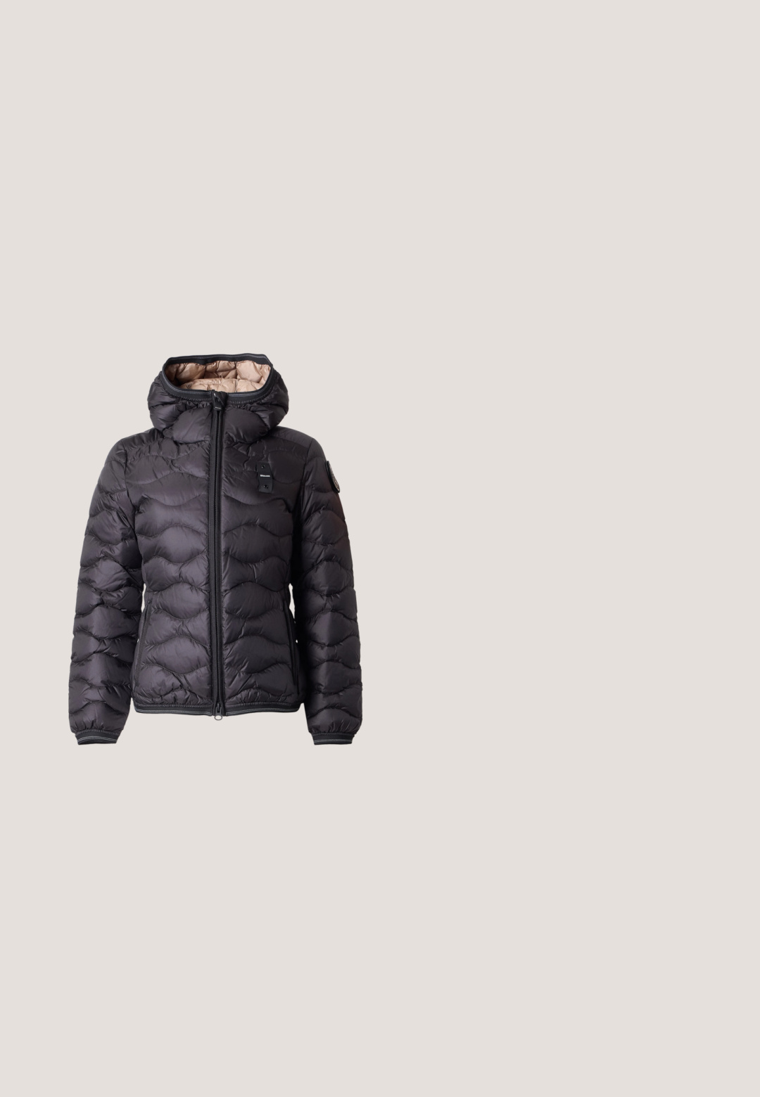 Veste matelassée noire avec capuche, fermeture éclair sur le devant et manches longues, présentée sur fond blanc.; Sweat à capuche noir avec une poche frontale, des cordons et un logo "A|X" sur la poitrine. Fabriqué en tissu doux avec une coupe décontractée.; T-shirt blanc à manches courtes avec une bande horizontale noire sur la poitrine avec la marque "EA7 Emporio Armani".; Pantalon noir à jambes larges avec une taille ajustée, réalisé dans un tissu lisse. Comprend des poches latérales discrètes et des accents matériels minimalistes.; Baskets en cuir noir avec une semelle en caoutchouc blanc, dotées de panneaux texturés et d'une fermeture à lacets. Design minimaliste sans marquage visible.; Sac en nylon noir avec des poignées doubles, doté d'une poche zippée à l'avant, de quincaillerie en argent et d'une texture lisse. Fermeture éclair sur le dessus.