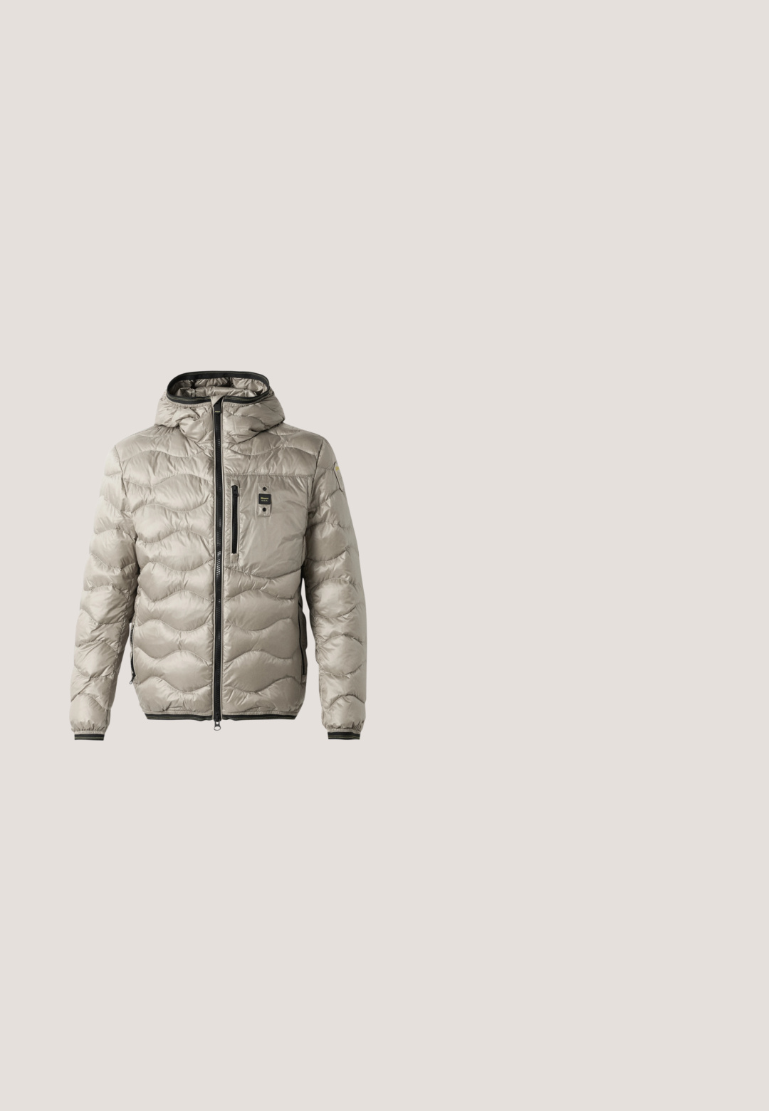 Chaqueta acolchada de color gris claro con un diseño acolchado, cierre frontal con cremallera, capucha fija, bolsillos laterales y puños elásticos. Presenta un pequeño parche con el logotipo en el pecho.; Sudadera de cuello redondo de manga larga en verde oliva con parche pequeño con logo redondo en el pecho izquierdo y puños y dobladillo acanalados.; Camiseta de manga corta Lacoste en rosa claro con cuello redondo y pequeño logo de cocodrilo verde en el pecho izquierdo.; Pantalones jogger beige con cintura y puños elásticos, que presentan un pequeño logo de cocodrilo verde bordado en el muslo derecho.; Botín de cuero marrón con acentos de ante, punta redonda, diseño de cordones y suela de goma negra. Presenta detalles de costura en los laterales.; Bolso cruzado de nylon negro con un parche de logo texturizado, cierre de cremallera y correa ajustable con un cierre en tono plateado.