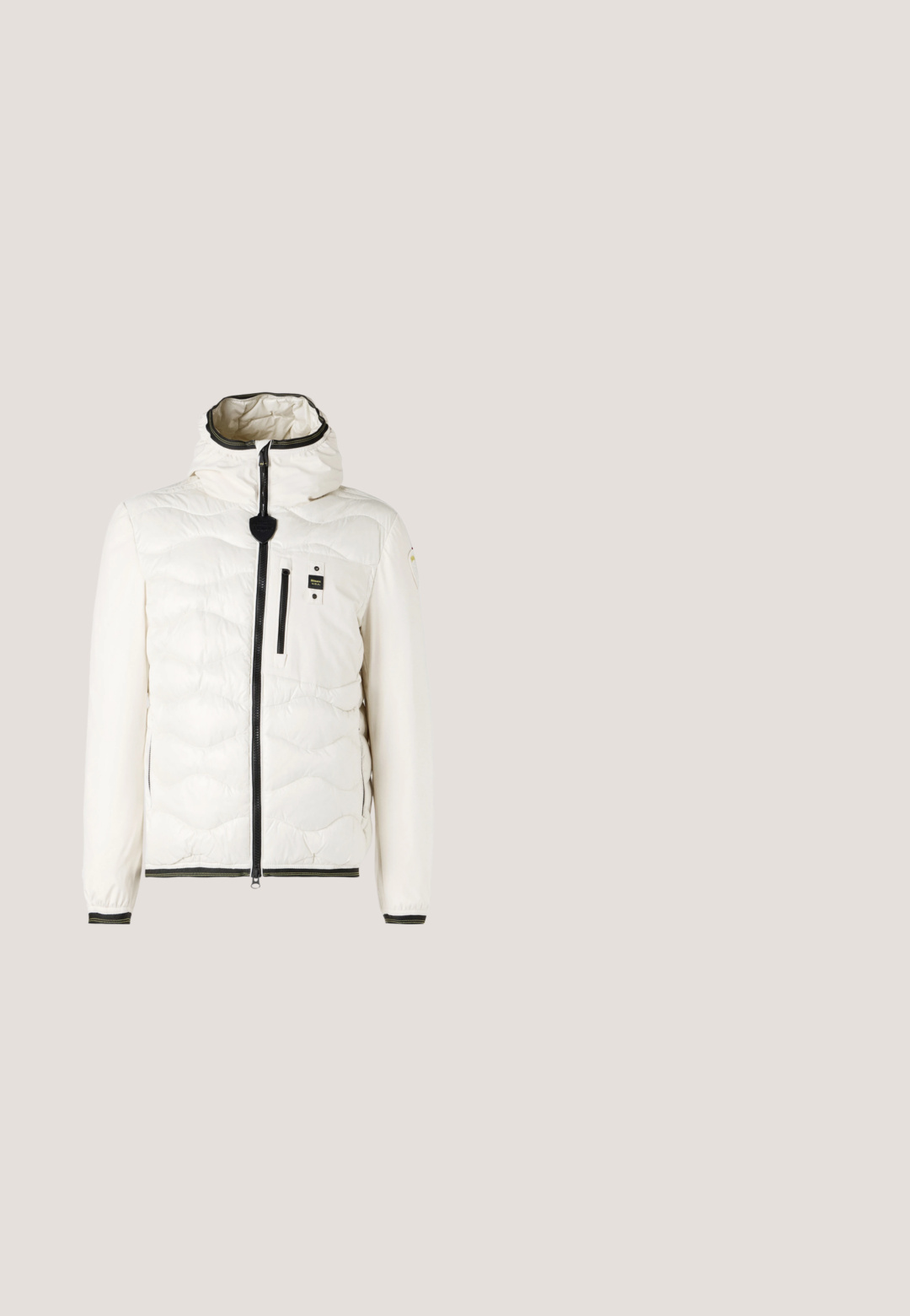 Doudoune blanche avec un motif matelassé, capuche, fermeture éclair à l'avant et accents noirs sur la fermeture éclair et les poignets. Comprend une poche poitrine.; Sweat à capuche blanc avec poche avant, capuche avec cordon, petit logo noir Tommy Hilfiger sur la poitrine et petit logo drapeau au poignet.; T-shirt bleu clair à manches courtes avec un logo noir brodé sur le côté gauche de la poitrine et un col rond.; Pier One RELAXED CARGO - Pantalon cargo - dark grey; Botte à cheville en suede marron avec un bout arrondi, des œillets de lacet, et un panneau texturé. Dispose d'une languette et d'une semelle en caoutchouc avec un accent rouge.; Sac messager noir en tissu durable, présentant une surface lisse, une fermeture à rabat et un devant rembourré avec des accents façonnés.