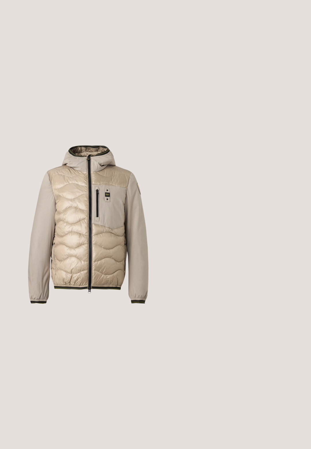 Doudoune beige avec un motif matelassé, capuche et fermeture éclair sur le devant. Elle comprend une poche poitrine et des poignets côtelés avec des bordures contrastantes.; T-shirt à manches longues en coton côtelé crème avec "DODGE DEMON" brodé sur le devant et des graphismes imprimés sur la manche droite. Texture douce.; Pantalon de jogging bleu clair avec poignets élastiques et taille à cordon noir, présenté de face sur un fond neutre.; Baskets basses beiges avec panneaux en tissu mélangé et daim, semelle épaisse, et logo "Armani Exchange" sur le côté.; Sac bandoulière rectangulaire gris foncé avec sangle réglable, poche avant zippée et emblème de logo argenté.; Bracelet en cuir noir enroulé avec détail tressé et fermoir en métal, muni d'une plaque métallique rectangulaire gravée d'une feuille.