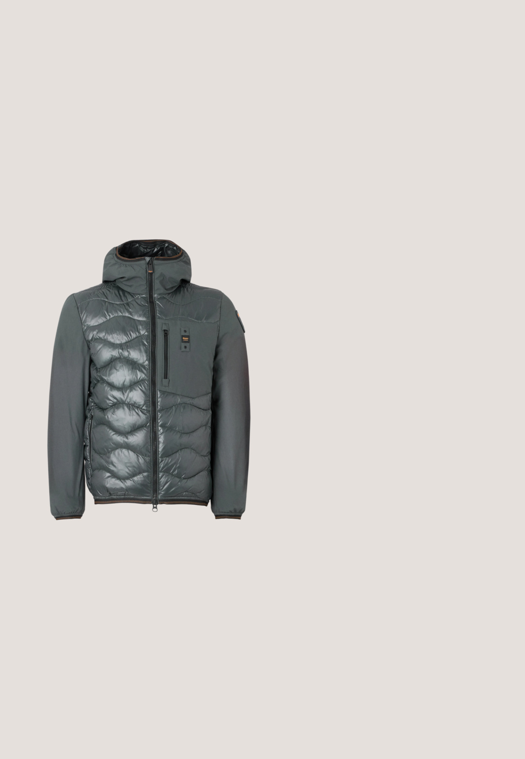 Veste matelassée gris foncé avec capuche. Présente une combinaison de surfaces brillantes et mates, une fermeture éclair et une poche poitrine.; Pull gris à manches longues en matériau tricoté, avec un col montant et un logo discret sur la poitrine. Texture lisse et design ajusté.; Pantalons en denim noir avec une coupe droite, des coutures visibles et une fermeture à bouton sur le devant. Comprend deux poches latérales et deux poches arrière.; Bottine en cuir noir avec une finition brillante, design à lacets, col rembourré et semelle en caoutchouc robuste avec des grips de traction.; Sac bandoulière en cuir noir texturé avec poche avant zippée et bandoulière large en tissu réglable sur fond blanc.; Bracelet en chaîne en argent torsadée avec fermoir à mousqueton, présenté sur un fond clair uni.
