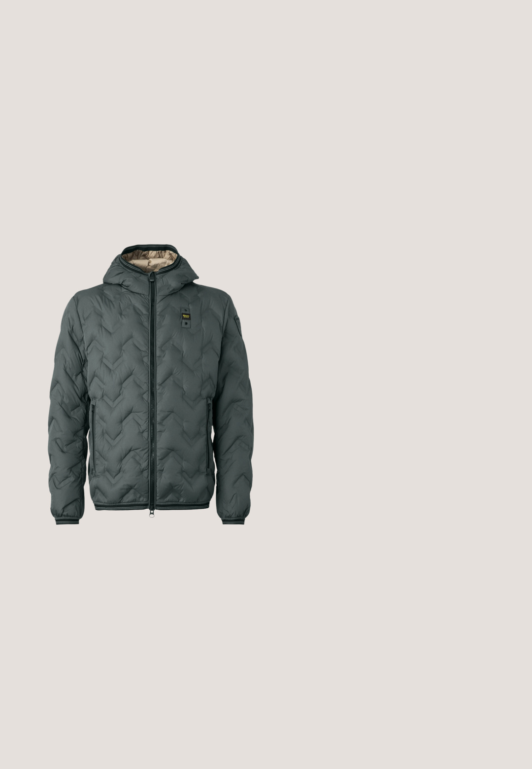Veste matelassée vert foncé avec capuche, dotée d'une fermeture éclair, d'un matelassage en chevrons et de poignets élastiques. Doublée d'un matériau beige contrastant.; Pull en maille vert olive à manches longues avec poignets et ourlet côtelés, orné d'un petit logo animalier multicolore sur la poitrine gauche.; T-shirt noir à manches courtes avec col rond et ourlet droit, présenté à plat sur un fond gris clair.; Pantalons vert foncé avec un imprimé floral subtil, boutons à l'avant, poches et ourlets retroussés.; Bottine Chelsea en cuir marron foncé avec panneaux latéraux élastiques, languettes à la cheville et semelle en caoutchouc crantée.; Sac bandoulière gris Lacoste avec motif géométrique, rabat avant avec poche zippée, fermetures à boucle en métal et bandoulière réglable.