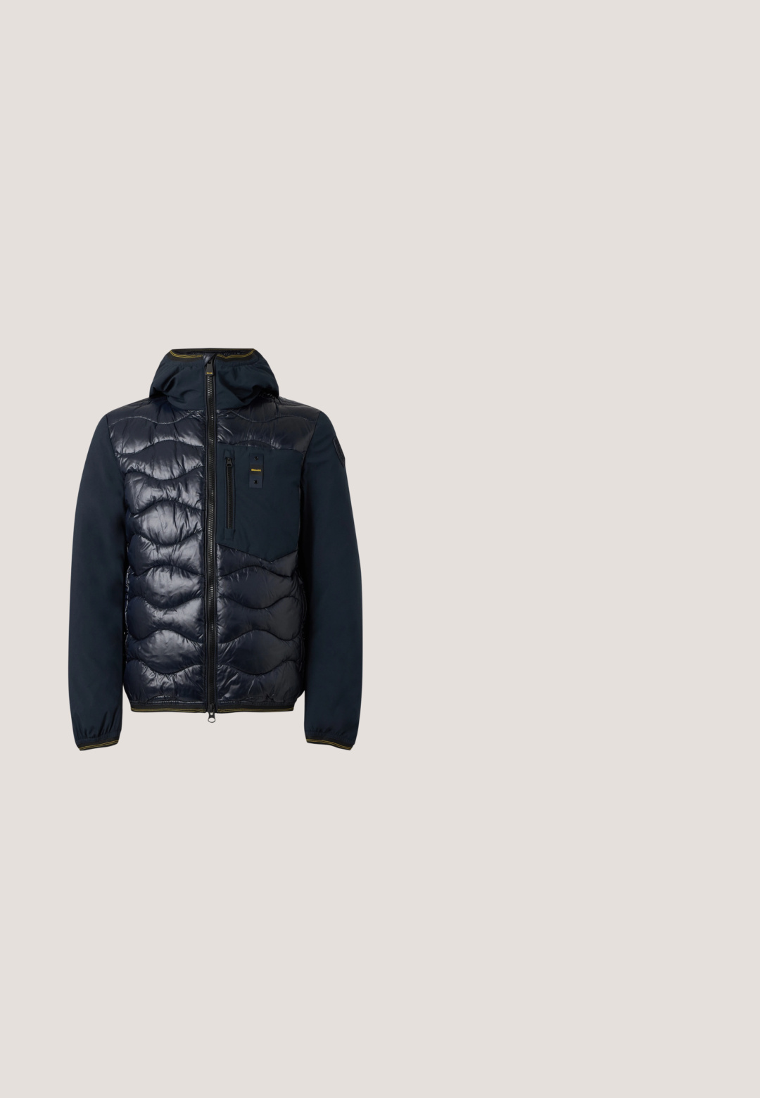 Mørk marineblå hættejakke med quiltet blank front, glatte ærmer, lynlåslomme på brystet og fuld lynlås foran.; Blå langærmet sweater med ribbede ærmekanter og multifarvet stribet rundhalskrave.; Langærmet blå skjorte med knapper og knaplukket krave samt hvide knapper, vist fladt på en lys baggrund.; Mørkeblå denim jeans med lige ben-design, fem lommer og orange stikninger. Metalknap og lynlåslukning.; Brune læder Chelsea støvle med elastiske sidepaneler, træktab og en lav stablet hæl. Glat tekstur med rund tå og minimal detaljering.; Grå rektangulær crossbody taske med lynlåslomme foran, justerbar skulderrem og lille sort logo midt for.