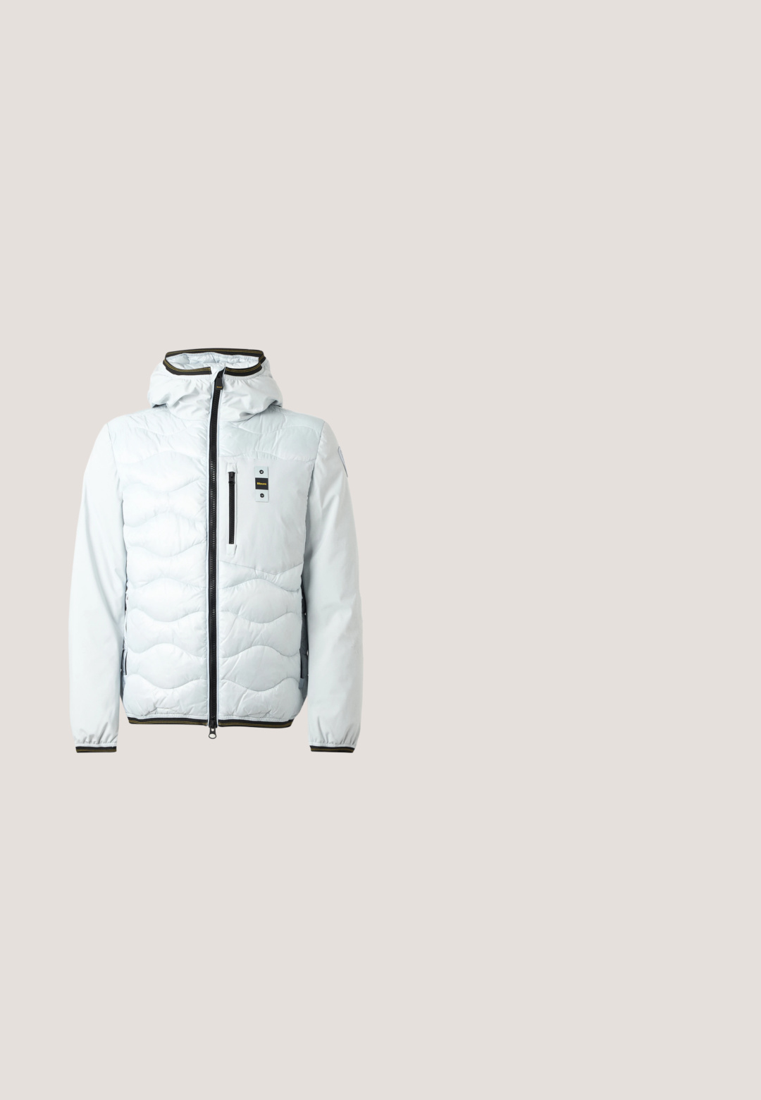 Veste matelassée blanche avec capuche, fermeture éclair noire à l'avant et poche poitrine, poignets élastiques et motif de couture ondulée subtil.; Sweat-shirt bleu clair à col rond avec manches longues et un petit motif bleu foncé sur le côté gauche de la poitrine représentant une fontaine et du texte.; T-shirt bleu à col rond et manches courtes avec un logo Armani Exchange discret sur le côté gauche de la poitrine, sur fond blanc.; Jean en denim droit bleu foncé avec fermeture à bouton et à glissière, poches avant et arrière, et un léger délavage sur les cuisses.; Baskets blanches en cuir avec un dessus texturé, bout rond, semelle plate blanche et lacets ton sur ton. Marque discrète sur la languette.; Sac bandoulière rectangulaire gris foncé avec sangle réglable, poche avant zippée et emblème de logo argenté.