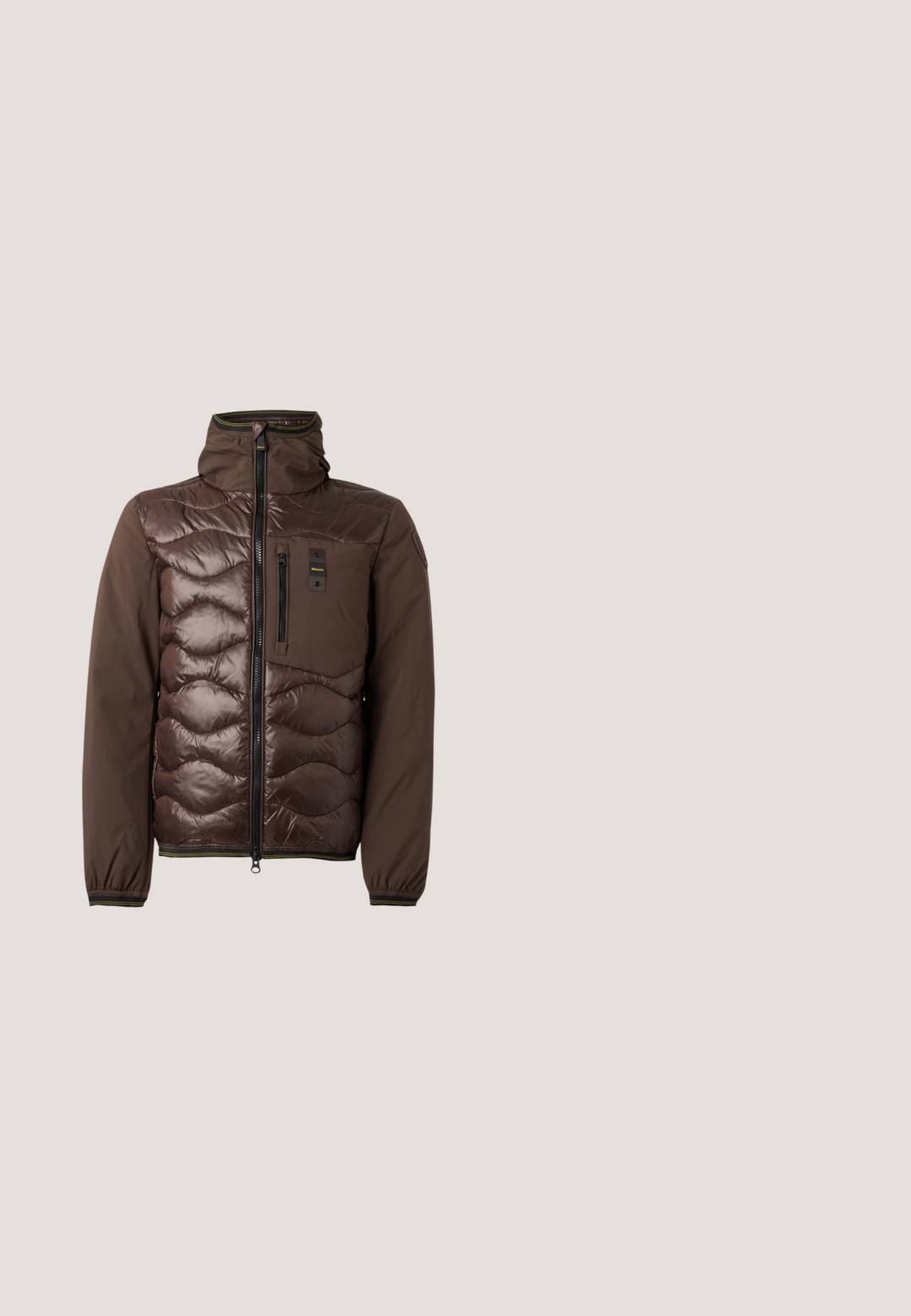 Veste matelassée marron avec col montant, fermeture éclair devant, poche poitrine zippée et poignets élastiques sur fond blanc.; Polo à manches longues de couleur brun foncé, fabriqué en tissu doux, avec un col pointu et une patte de boutonnage à trois boutons. Texture lisse, sans motifs.; Pantalon marron droit pour homme avec poches avant, passants de ceinture, fermeture par bouton et détails de coutures apparents.; Bottines en daim marron avec panneaux élastiques sur les côtés, bout arrondi et languette en boucle au talon. Semelle plate en caoutchouc noir.; Pochette en cuir brun foncé texturé avec poche avant zippée et fermeture principale par zip, avec une anse en boucle pour le poignet.; Ceinture en daim marron à la texture lisse, avec une boucle en métal argenté et un design simple. Dispose d'une doublure en cuir et de détails de couture.