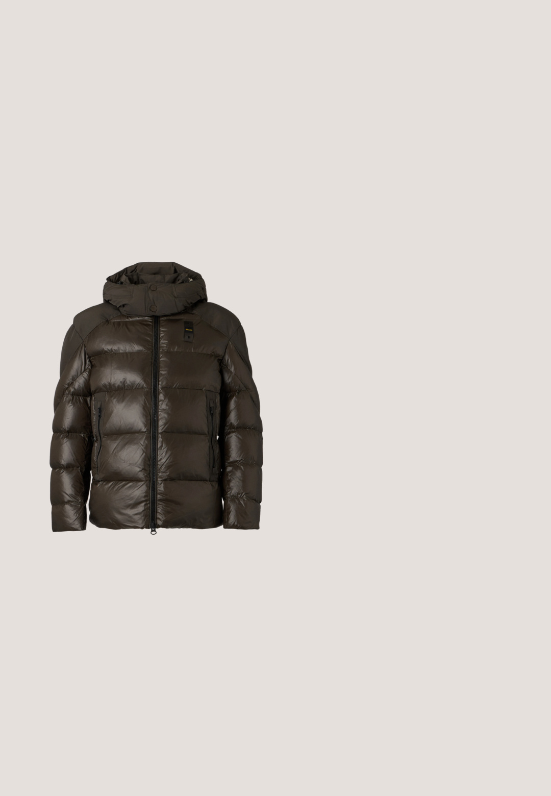Sort polstret vinterjakke med forreste lynlås, to lynlåslommer, høj krave og en hætte med knapper.; Lysebeige sweater med et struktureret mønster, rund halsudskæring, lange ærmer og ribstrikkede manchetter og kant. Fremstillet af et blødt materiale.; Mørkeblå jeans med vidde i benene, lavet af denimstof, med forlommer og knaplukning.; Brune læder Chelsea støvle med elastiske sidepaneler, en hælletab, og en glat finish, placeret på en tekstureret murstens- og grusoverflade.; Mørkebrun lædermappe med top-håndtag, aftagelig skulderrem og lyseblå lædermærkat, der hænger fra et håndtag.; Mørkebrun læderbælte rullet sammen med sølv rektangulært spænde på hvid baggrund.
