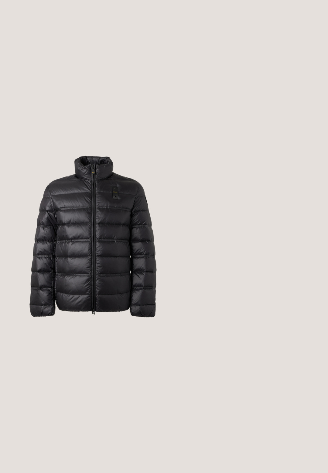 Veste d'hiver noire matelassée avec quilting horizontal, col montant, fermeture éclair à l'avant et un petit logo jaune et noir sur la poitrine.; Pullover zippé bleu marine avec des rayures horizontales blanches et grises sur la poitrine et les manches, poignets et ourlet côtelés.; Polo marron à manches longues avec deux boutons et petit logo brodé sur le côté gauche de la poitrine, posé à plat sur fond blanc.; Pantalon cargo noir à jambe droite avec fermeture par bouton et zip, passants pour ceinture et poches à rabat sur les deux cuisses.; Botte Chelsea en cuir noir avec panneau latéral élastique, languettes à l'avant et à l'arrière, et semelle texturée sur fond clair.; Sac bandoulière noir texturé avec fermeture à rabat, bouton argenté et sangle réglable avec logo discret de la marque.