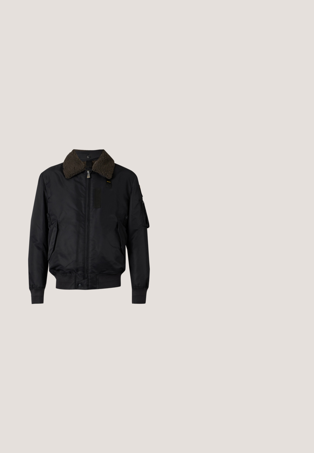 Schwarze Bomberjacke mit weichem braunem Lammfellkragen, Frontreißverschluss, zwei Seitentaschen und gerippten Bündchen und Saum.; Weißer Pullover mit langen Ärmeln und Rundhalsausschnitt, subtilem Reliefmuster sowie gerippten Bündchen und Saum, flach auf weißem Hintergrund liegend.; Schwarzes Polohemd mit einem wiederholten "MK"-Muster, kurzen Ärmeln, drei Knöpfen am Kragen und kontrastierendem gestreiftem Besatz am Kragen.; Blaue Jeans aus Denim mit geradem Bein, ausgestattet mit klassischem Fünf-Taschen-Design, sichtbaren Nähten und einem ausgewaschenen Look.; JOOP! PERO KLEITOS CHELSEA - Stiefelette - black; Schwarze, rechteckige Kulturtasche mit vorderer Reißverschlusstasche, seitlichem Griff und silbernem rechteckigem Markenlabel auf schlichtem hellem Hintergrund.