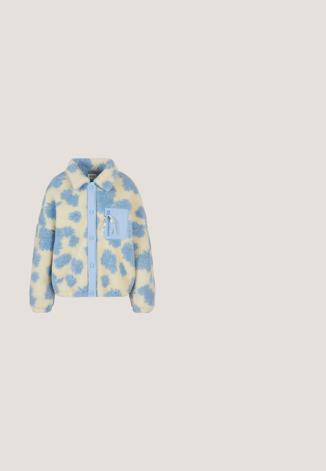 Zachte fleece stof met een gele achtergrond en lichtblauwe sterpatronen in close-up, die de pluizige textuur toont.; Lichtblauw gebreid sweater met een crème "BALI" logo op de borst. Ribbelstructuur bij de mouwen en de zoom, met een ronde halslijn.; Lichtblauw crop t-shirt van katoen. Beschikt over een ronde halslijn en korte mouwen. Inclusief een witte geborduurde logo op de voorkant.; Blauwe wijde broek met een elastische tailleband en een ruitpatroon van opengewerkt kant overal.; Beige en lichtblauwe sneaker met een bovenwerk van glad leer, gestructureerde accenten, platte veters en een dikke, lichtbruine rubberen zool.; Lichtblauwe leren handtas met een gestructureerde vorm, voorzien van een klep sluiting, bovenhandgreep en een reliëflogo aan de voorkant.