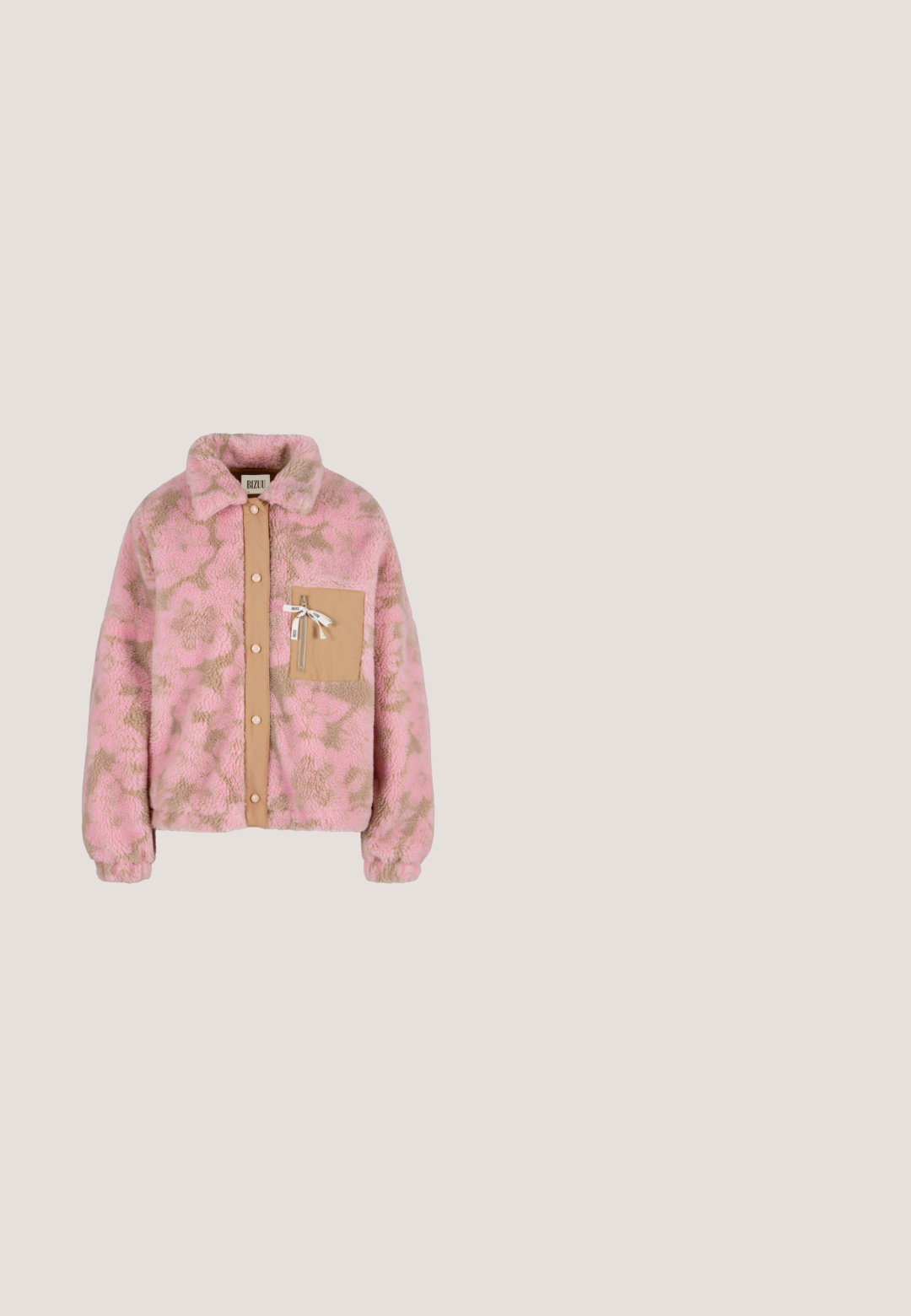 Roze en beige zachte jas met knoopsluiting aan de voorkant en een beige borstzak met rits met een wit merktreklint.; Rosa fleece hoodie met een gestructureerde buitenkant, voorzak en verstelbare koordjes. Heeft ribgebreide manchetten en zoom. Inclusief een eenvoudige graphic.; Langarm, aansluitend shirt in zachte pastelroze stof met een ronde halslijn en een bruine "felicious" logo in het midden, met een vlinderontwerp.; Lichtroze yogabroek met een hoge taille, een smalle pasvorm over de dijen en licht uitlopende pijpen, afgebeeld op een witte achtergrond.; Lichtroze Puma-sneaker met satijnen afwerking, laag profiel, gestikt logo en rubberen zool, zijaanzicht op witte achtergrond.; Lichtroze crossbodytas in halve maanvorm met verstelbare band en klein Puma-logo aan de voorkant.