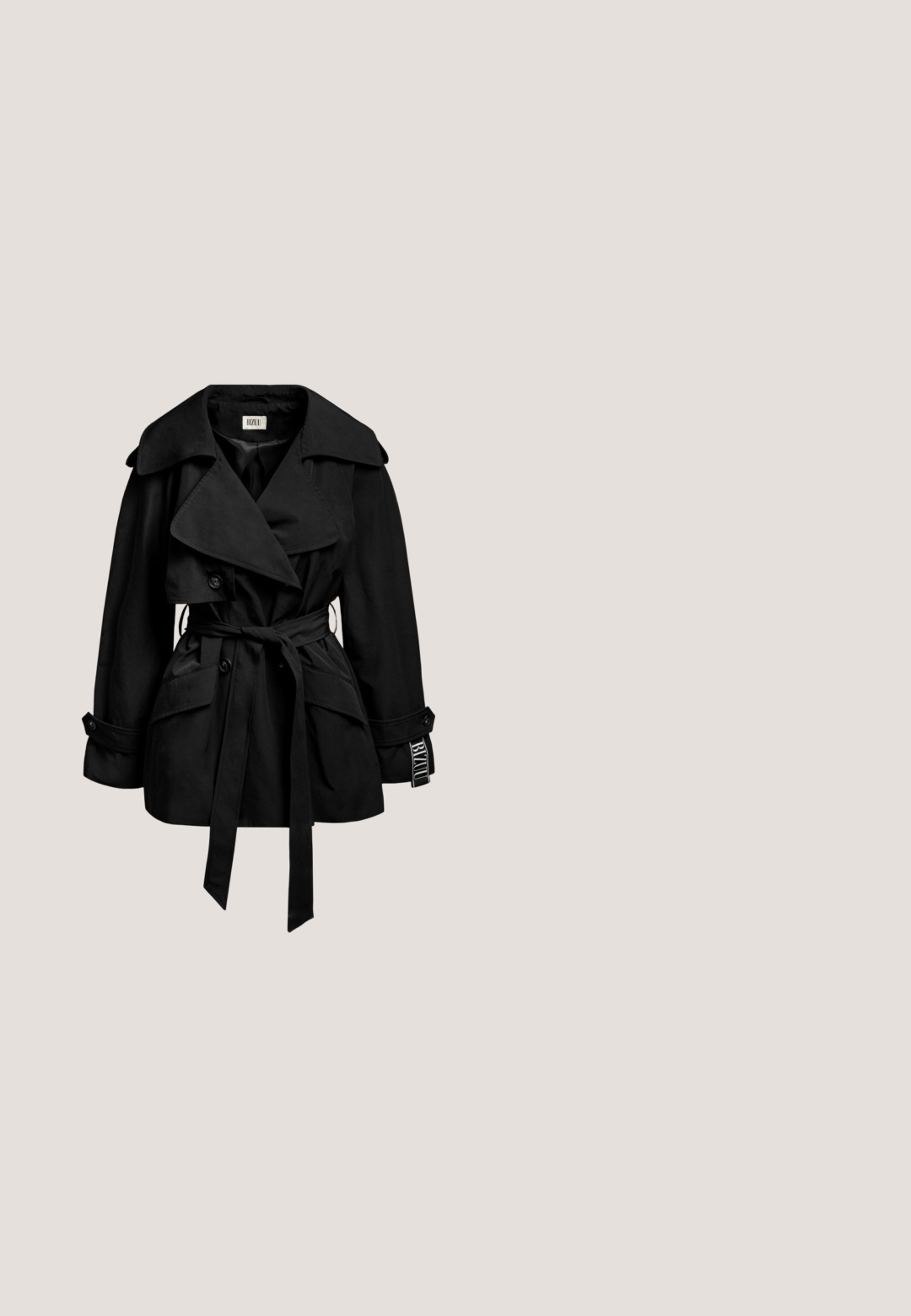 Zwarte trenchcoat met ceintuur, brede kraag en een verticale witte tekststrook met de tekst "BIZUU" op de rug.; OW Collection AUGUSTA  - Jerseyjurk - black; Zwarte lakleren stilettohak met spitse neus, drie decoratieve banden met studs en "Karl Lagerfeld" branding op de hak.; Zwarte rechthoekige zonnebril met donkere glazen en een textuur op de zilverkleurige armen, met een ingewikkeld patroon aan de zijkanten.; Een paar kleine zilveren metalen oorbellen in de vorm van een strik, met een glanzende, gladde afwerking, op een effen witte achtergrond.; Zwart, hartvormig portemonneetje van synthetisch materiaal, versierd met zilverkleurige studs en een logoplaatje, met een ketting om vast te maken.