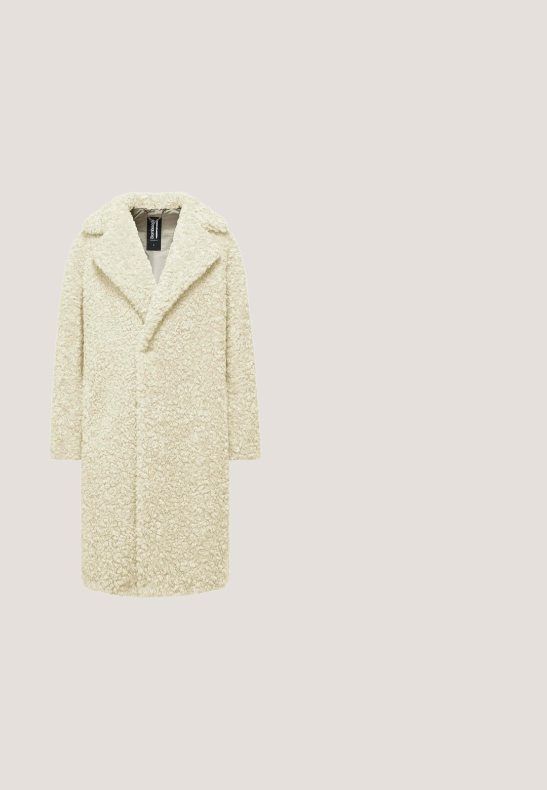 Crème-kleurige, lange teddyjas met brede revers en een pluche, krullende textuur, ontworpen voor warmte en stijl.; Crème-kleurige gebreide jurk met hoge kraag, voorzien van een diamanten kabelbreipatroon en volumineuze mouwen, vastgezet met ribgebreide manchetten.; Kniehoge witte rubberlaarzen met een stevige zool en elastische zijpanelen. Voorzien van trekhaken aan de bovenkant voor gemakkelijker aan- en uittrekken. Glad textuur.; Heldere plastic vierkante monturen met doorzichtige glazen, gekenmerkt door gouden accenten op de slapen voor extra detail.; Beige GUESS-handtas met een enkele zwarte schouderriem, gouden rits en goudkleurig logodetail aan de voorkant.; Vijf oorbellen in goudkleur met witte parelmoeren kralen; drie paar bevatten kettingen en gedraaide gouden details, twee paar zijn kleine studs met hangende kralen.