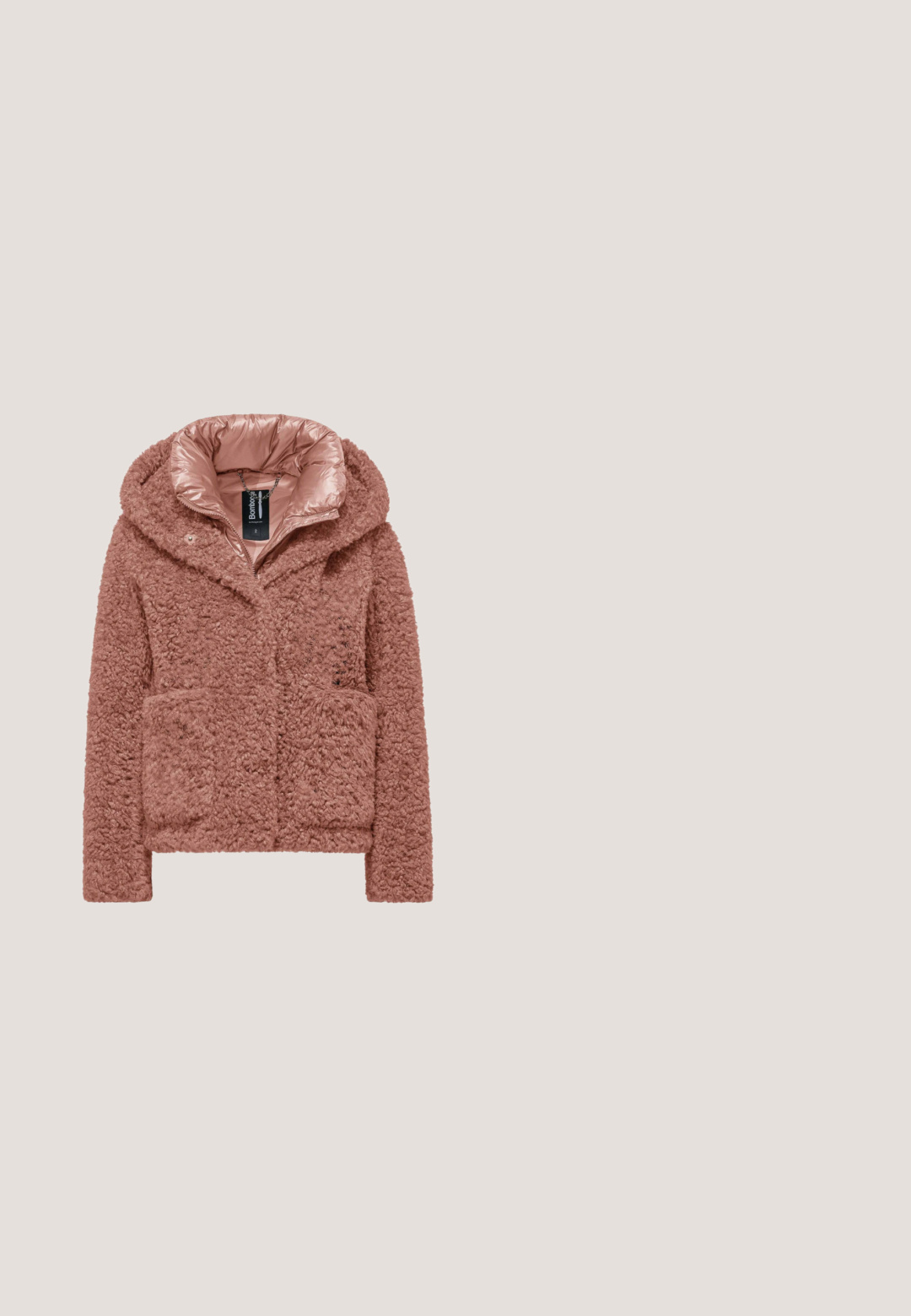 Fluffy roze jack met een gladde, glanzende binnenkap, voorzien van een knoopsluiting en twee voorzakken. Zachte, gestructureerde buitenkant.; Lichtbeige langharige pullover met een rechtopstaande kraag en een korte rits. Gemaakt van zachte, gladde stof met een eenvoudig design.; Langarm, mock-neck top in roze met witte en grijze chevronstrepen. Bevat het merkembleem "SKKIK" in roze en goud. Gemaakt van een gladde stof.; Waterdichte, roze skibroek met een rechte snit, geplooide voorkant, twee zijzakken en zwarte accenten bij de enkels.; Beige waterdichte laarzen met een gevoerde bovenkant, elastische veters en een trekhaak aan de achterkant. Voorzien van een gestructureerde witte rubberen zool.; Crème kleurige neplederen schoudertas met een gebogen vorm, verstelbare schouderband en zwart "PRO TEST" logo op de voorkant. Zachte, gestructureerde oppervlakte.