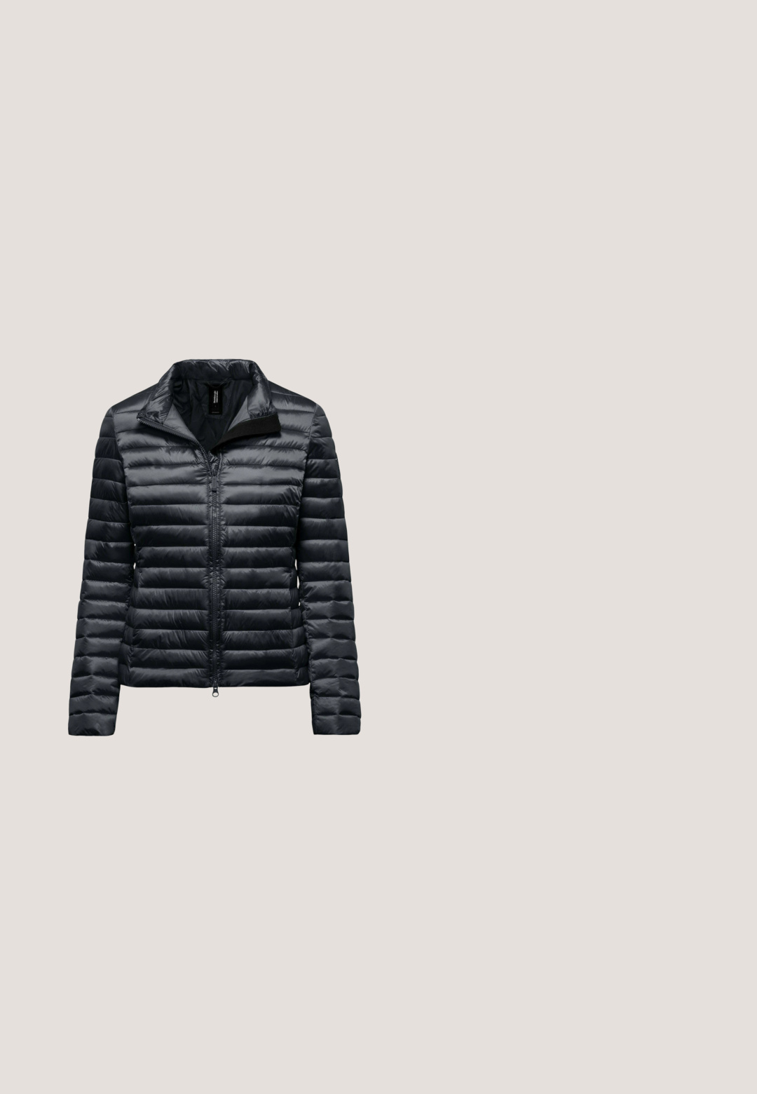 Zwarte lichtgewicht gewatteerde donsjas met lange mouwen, opstaande kraag en ritssluiting aan de voorkant.; Lichtgrijze zip-up hoodie van zachte stof, met een capuchon, witte trekkoorden met logo en ribgebreide manchetten en zoom.; Wit T-shirt met korte mouwen en een ronde hals, gemaakt van gladde stof. Beschikt over een subtiele Calvin Klein-logo in het midden.; Zwarte flared leggings van rekbare stof, met een hoge tailleband en een gladde textuur, ontworpen voor comfort en mobiliteit.; Zwarte sportieve sneakers met een ademend bovenwerk van mesh, een gestructureerde zool en dunne veters. Heeft een strak design en subtiele logo-accenten.; Zwarte Eastpak draagtas met twee schouderbanden, voorvak met rits en hoofdritsluiting op een witte achtergrond.