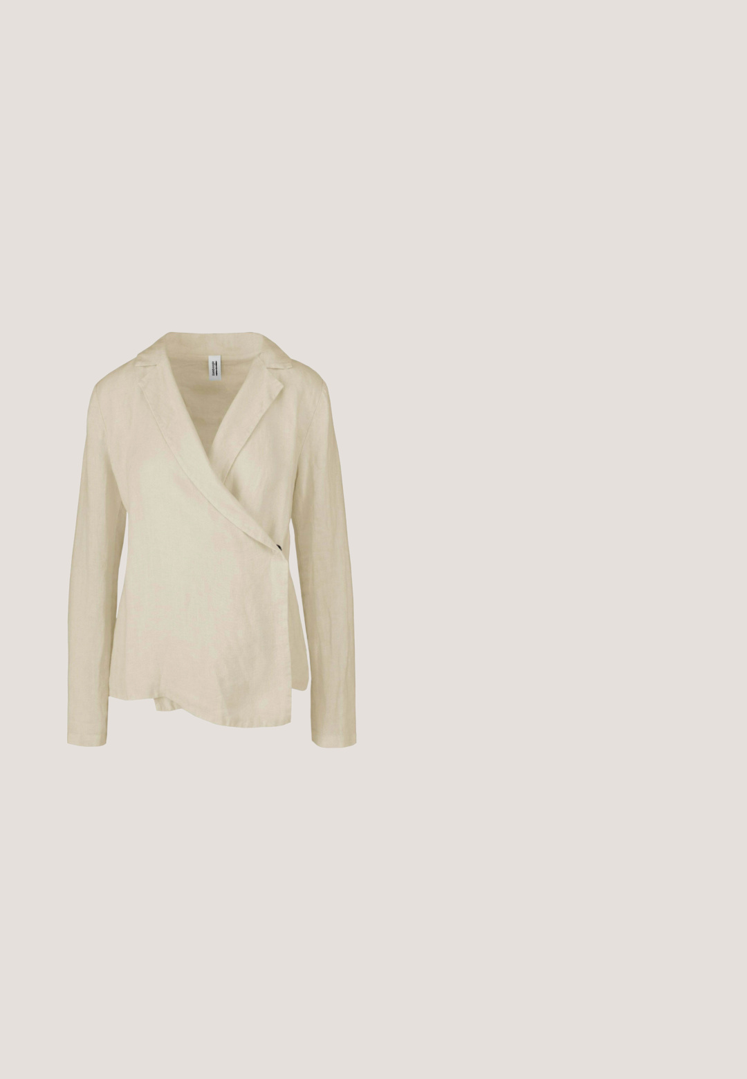 Crèmewitte blazer met lange mouwen, asymmetrische voorzijde en reverskraag, gemaakt van lichtgewicht stof.; Licht beige cropped blouse met een V-hals, belletjesmouwen, een knoopsluiting aan de voorkant en een gestrikt knoopdetail aan de zoom. Glad stoftextuur.; Katoenen pyjamabroek met een licht beige achtergrond en een rood toilepatroon dat pastorale taferelen uitbeeldt. Elastische tailleband en contrasterende zoom.; Witte sleehak sandaal met enkelriem, gouden studs, gevlochten touwzool en kaartontwerp op de sleehak.; Beige geweven handtas met een gladde leren accenten. Beschikt over twee stevige handvatten en een gestructureerde rechthoekige vorm. Subtiele textuur- en patroon details.; Chokerketting met kleine ronde multikleurige kralen en gouden tussenkralen, vastgemaakt met een gouden sluiting en een verstelbare ketting.