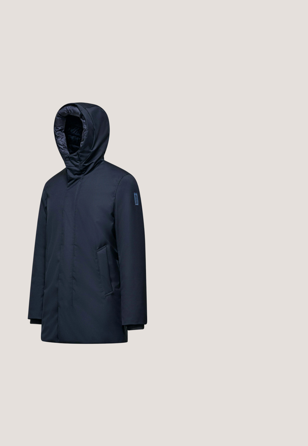 Parka bleu marine avec une capuche, fabriquée en tissu lisse et résistant à l'eau. Dotée d'une fermeture frontale cachée et de poches latérales, au design minimaliste.; Sweat à capuche zippé bleu marine en mélange de coton doux. Caractéristiques : poche kangourou à l'avant, poignets côtelés et une capuche spacieuse.; Sweat-shirt marine à manches courtes avec col rond, coupe décontractée et ourlet côtelé, présenté sur un fond blanc.; Pantalon bleu marine à jambes larges avec taille élastique et poches latérales, adapté pour un usage décontracté ou sportif.; Baskets basses bleu foncé avec semelle blanche, fermeture à lacets et logo DC sur le côté, montrées en profil sur fond blanc.; LANCASTER MINI PARIS - Sac bandoulière - blue