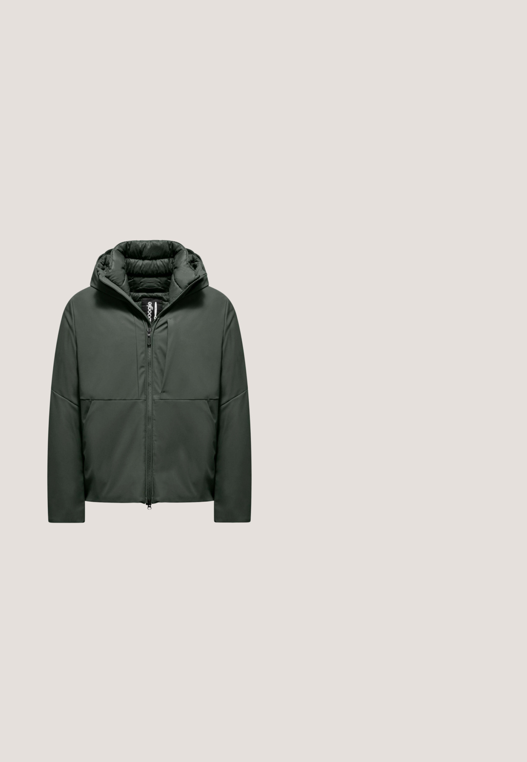 Gewatteerde groene jas met een ritssluiting aan de voorkant, verstelbare capuchon en twee zijzakken. Glad buitenmateriaal met een gestructureerd ontwerp.; Zwarte sweatshirt met lange mouwen, geribde manchetten en onderrand, ronde hals en subtiel geperst 'Colucci' logo op de borst.; Zwarte katoenen t-shirt met korte mouwen, ronde hals en een witte sterafbeelding op de bovenste linkerborst. Glad textuur, casual pasvorm.; Brede jeans in donkerblauwe denim met een subtiele vervaagde textuur. Bevat achterzakken en een decoratieve logo-detail.; Hoge wandelschoen in olijfgroen met zwarte accenten, met een duurzame synthetische bovenkant, gaaspanelen en een robuuste rubberen zool.; Bruine leren armband met een zilveren sluiting met een gestructureerd diagonaal patroon en het ingekleurde merk. Glad en slank ontwerp.
