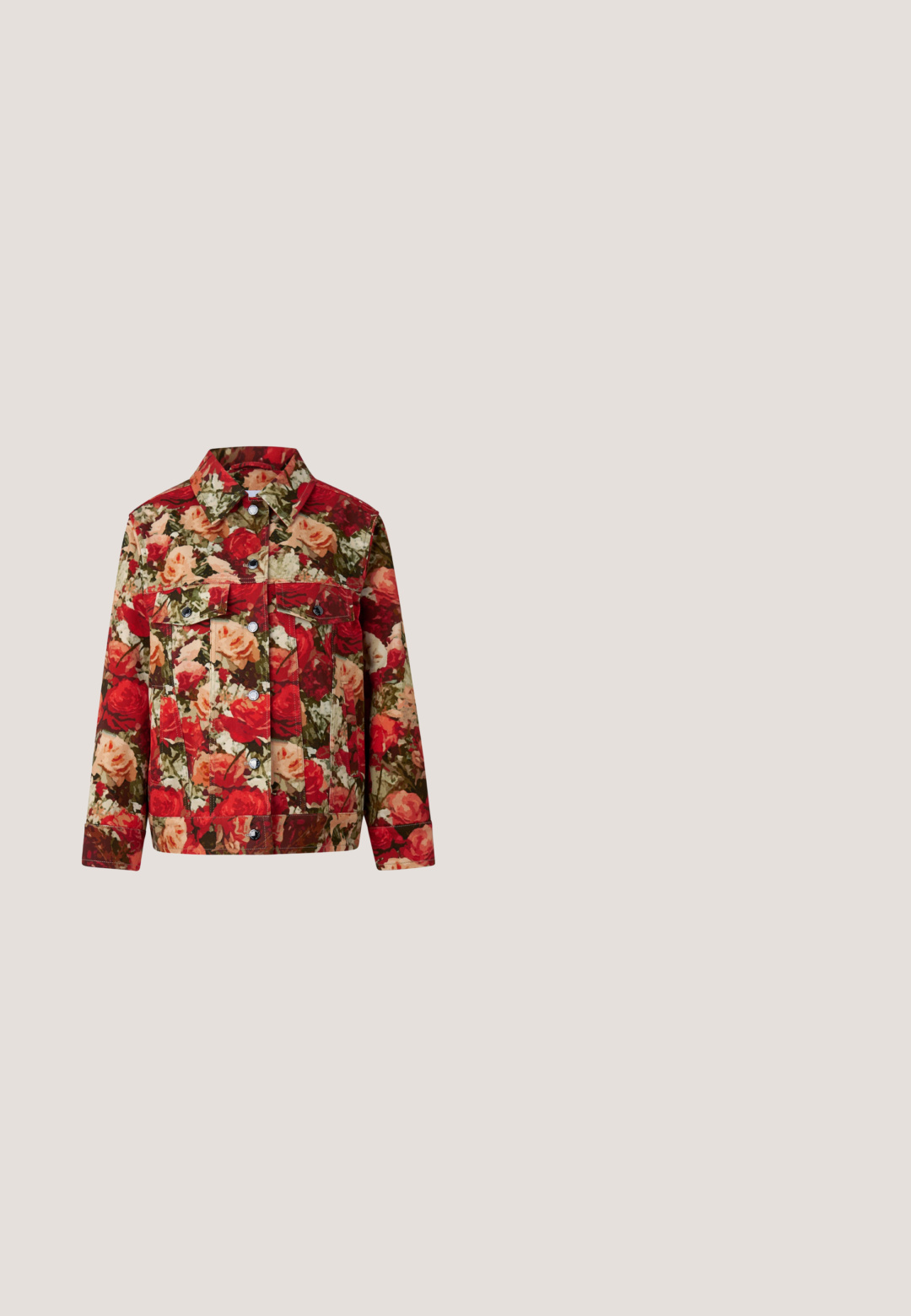 Bloemen spijkerjack met een patroon van rode, roze en groene rozen, een klassieke kraag, knopen, twee borstzakken en contrasterende stiksels.; Witte korte crop top met ronde hals en rood kanten visdesign gecentreerd aan de voorkant, kleine rode tekst op de zoom van de linkermouw.; Geverfde broek in beige, rood en marineblauw. Ruime snit met een op maat gemaakte taille en plooien, voorzien van een gestructureerde stofafwerking.; Rode patenten leren slingback-schoenen met twee kruisbanden, vierkante neus en een blokhak van 3 cm. Gladde textuur en subtiele zilveren hardwareaccenten.; Rode gestructureerde leren handtas met gouden rits en twee trekflappen, een bovenhandvat en "Lancaster Paris" logo in gouden letters.; Dikke creolen met oranje emailleer, bloem- en vlinderaccenten in goudkleur en kleine kristallen details.