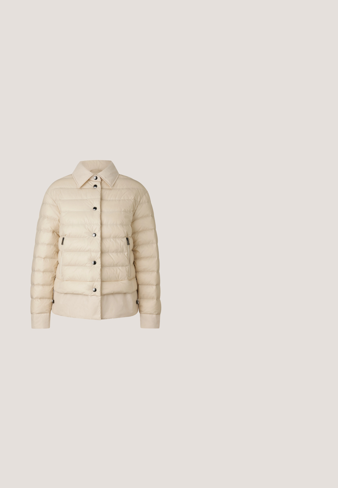 Beige gewatteerd jack met een kraag, drukknopen en ritssluitingen aan de zijkanten. Voorzien van een horizontaal doorgestikt patroon en een zachte textuur.; Witte sweatshirt met capuchon, trekkoorden met logo, ribgebreide manchetten en zoom. Geborduurd logodetail op de mouw; zachte, gestructureerde stof.; Beige slim-fit broek met een overal geometrisch patroon en een taille met trekkoord met gouden metalen uiteinden.; Witte lage Guess sneaker met een tan gekleurde, gestippelde hiel, reliëf merknaam op de zijkant en zool, zwevend boven een glanzende betonnen vloer.; Taupekleurige rechthoekige leren crossbodytas met gouden BOSS-logo en afneembare gebrande stoffen riem op een witte achtergrond.; Gouden kettingarmband met rechthoekige BOSS-logo plaat en karabijnsluiting op een effen lichte achtergrond.