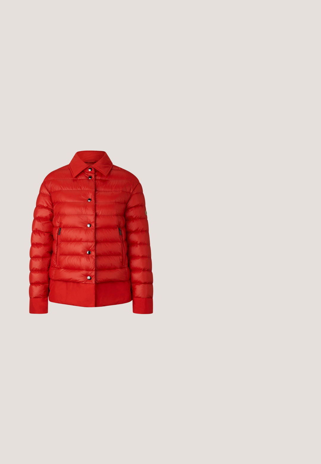 Rød vadderet jakke med krave, trykknapper og sidelommer. Har quiltet design for isolering og glat, skinnende stof.; Rød cardigan med rund halsudskæring, lange ærmer, knaplukning foran og ribstrikkede manchetter og kant. Fremstillet i et glat strikmateriale.; Rød ærmeløs striktop med rund halsudskæring, ribbet kant og glat tekstur. Mærke med logo placeret nederst på siden.; Røde læderbukser med en glat tekstur, slim fit og en let cropped længde. Har en bred talje og en frontlomme.; Rød ruskindssneaker med lav profil, hvide snørebånd, hvid hælflap og lysebrun gummisål set fra siden på hvid baggrund.; Rød læder skuldertaske med lang strop og guldfarvet spænde på frontklappen, sat mod en hvid baggrund.
