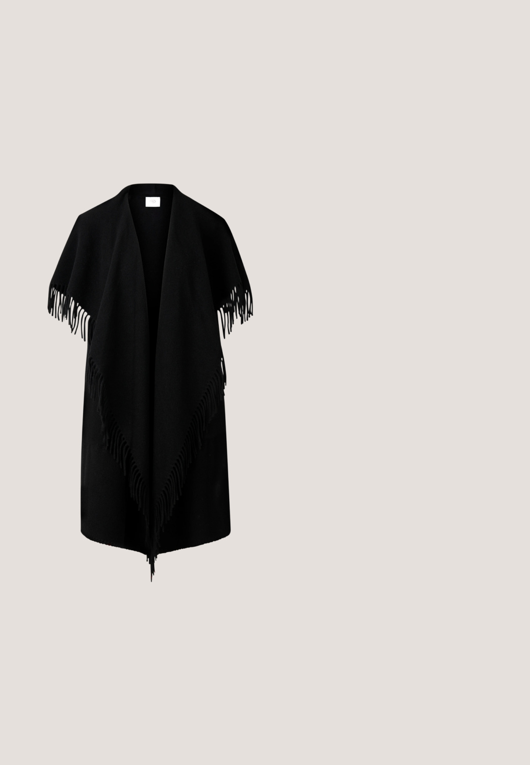 Sort poncho lavet af blødt stof, med dyb V-udskæring og frynser på kanterne. Designet er åbent foran uden lukninger.; Lys beige sweater med rund hals, lange ærmer og glitrende perleudsmykninger ved kanten og manchetterne, lavet af et blødt, struktureret materiale.; Mørkegrå, smalle bukser med knaplukning, bæltestropper og lige ben, vist på hvid baggrund.; Sorte læder loafers med en glat overflade, udstyret med en vævet detalje over forgængeren og en lav, rund hæl. Enkel design og form.; Sort læder crossover taske med en struktureret overflade, der har lynlås lukning, justerbar rem og sølvfarvede metal detaljer.; Rosenfarvet halskæde med en delikat kæde og en dragefluevedhæng, der har teksturerede vinger og et detaljeret kropsdesign.