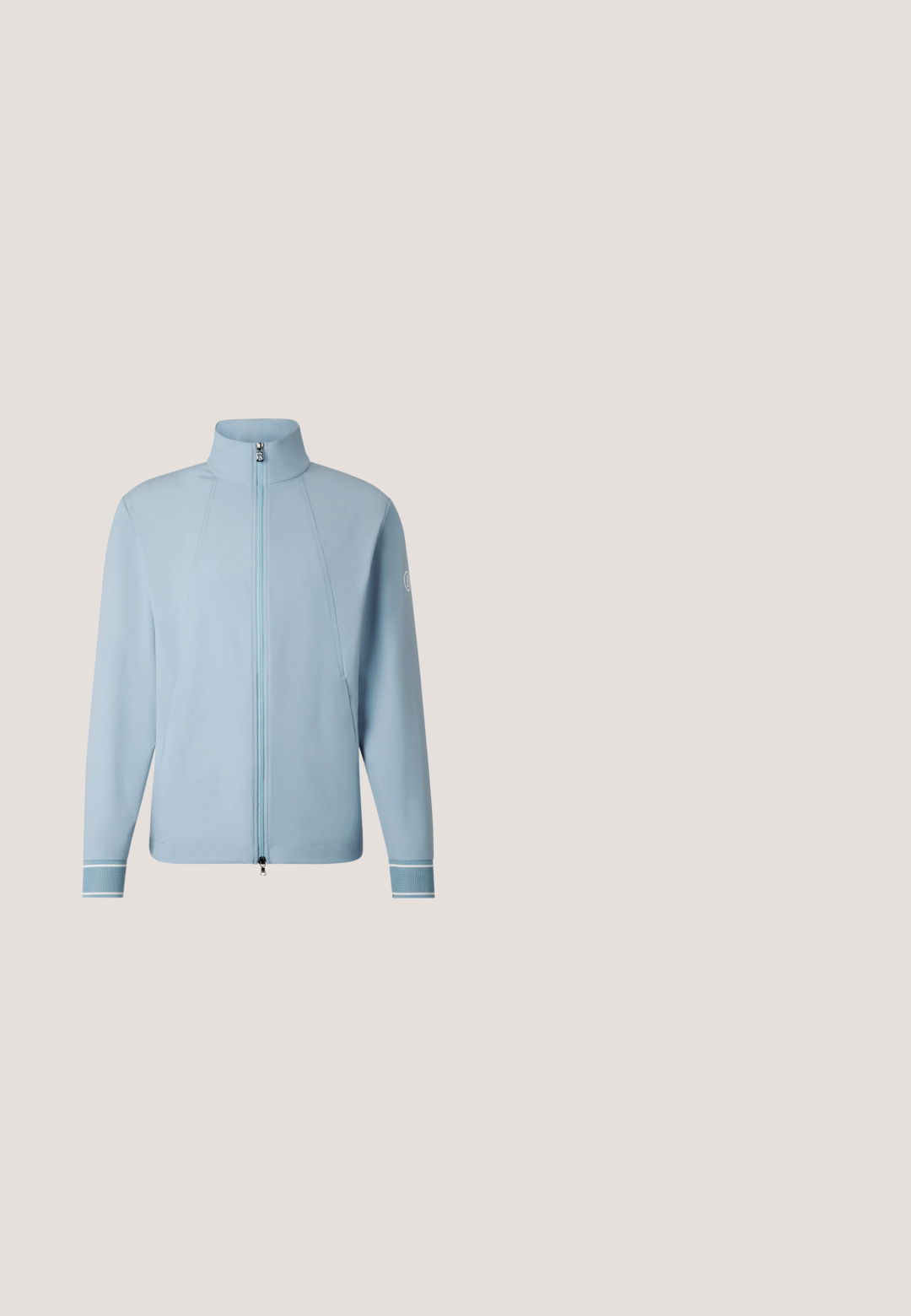 Hellblaue Langarmjacke mit hohem Kragen, Frontreißverschluss, Seitentaschen, strukturierten Bündchen und Logo am linken Ärmel.; Hellblauer Pullover mit Rundhalsausschnitt und langen Ärmeln, mit gerippten Schulter- und Seitenteilen, zeigt ein kleines „BOSS“ Logo auf der Brust.; Navy-blaues kurzärmliges Strick-Cardigan mit einem geometrischen weißen Muster, Knopfverschluss und klassischem Kragen. Strukturierter Stoff mit kontrastierenden Akzenten.; Hellblaue knielange Shorts mit elastischem Bund und Mesh-Seitenteilen mit vertikalen weißen Streifen.; Hellgrauer Sneaker mit weißer Mittelsohle und dunkelblauer Laufsohle, mit einem Drehverschluss-System und gepolstertem Kragen für Komfort.; Stoffgürtel in blauem und schwarzem abstraktem Muster mit silberner Metall Schnalle, die die Gravur 'KARL LAGERFELD JEANS' trägt; glatte Oberfläche.