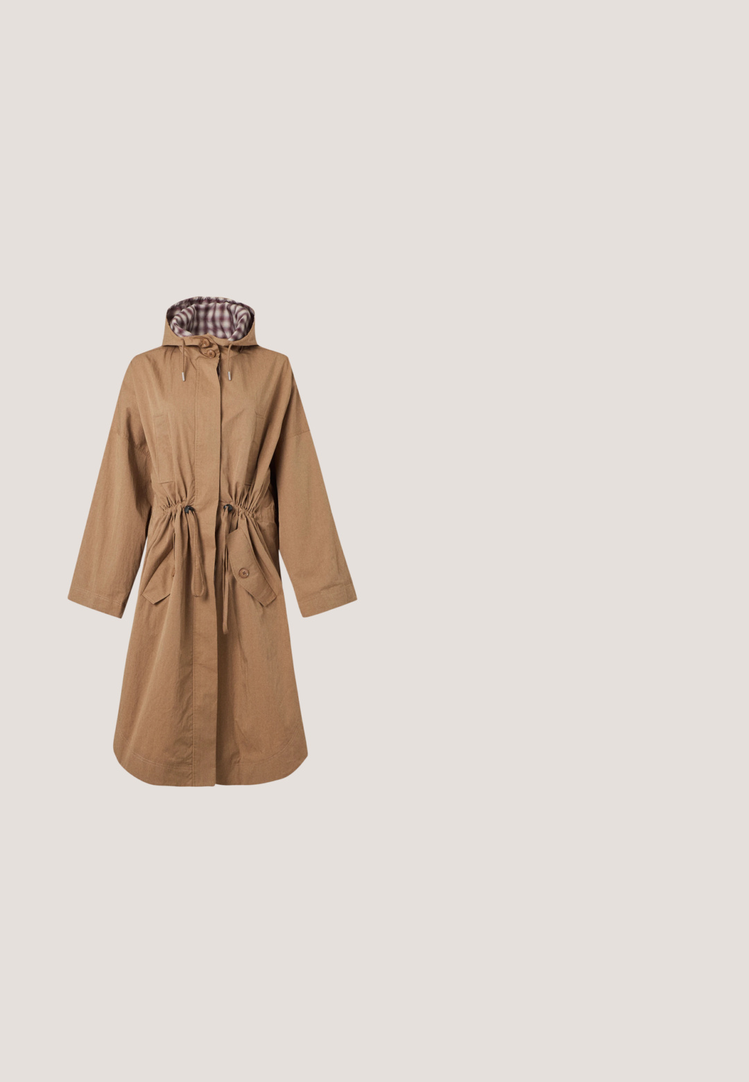Long manteau marron à capuche avec une taille à cordon, deux poches avant à rabat avec boutons, et une doublure intérieure à carreaux dans la capuche.; Cardigan beige en maille côtelée avec encolure en V, manches longues et cinq boutons à l'avant.; Chemise en maille bleu marine à manches courtes avec un petit col ouvert et un col en V, présentée sur un fond gris clair uni.; Pantalon en coton vert olive à coupe décontractée, avec plis à l'avant, taille à cordon de serrage et liens ajustables aux ourlets pour personnalisation.; Ballerines marron avec une tige lisse et un éclat délicat, un bout arrondi, un feston élastiqué et des accents tonals subtils au niveau du talon.; Sac bandoulière en cuir marron avec poignée supérieure, rabat avant et fermoir argenté, présenté sur fond blanc uni.