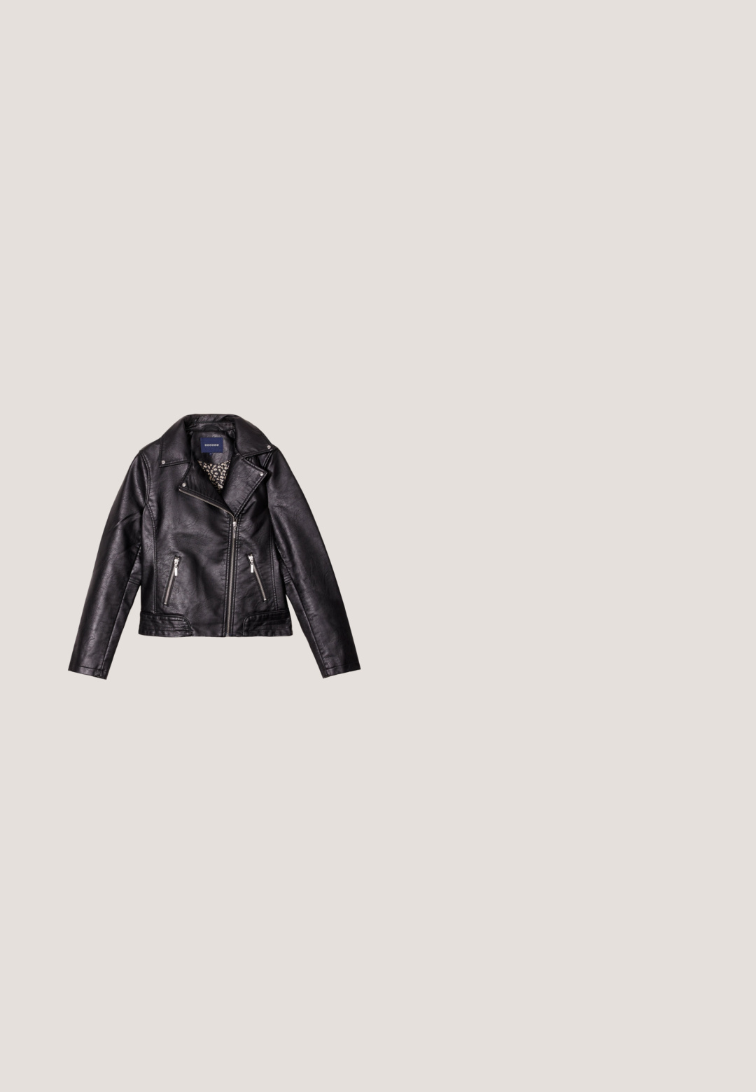 Veste de biker en faux cuir noir avec des zippers argentés, un col cranté et une doublure florale. Dotée d'une fermeture éclair frontale asymétrique et de deux poches.; Haut à manches courtes imprimé léopard avec un col rond et une bordure en dentelle noire le long de l'ourlet inférieur.; Jean en denim bleu taille haute, coupe slim, avec poches à l'avant et à l'arrière, fermeture par bouton, et un léger effet délavé sur les cuisses et les genoux.; Basket noire à lacets avec accent talon blanc et détail imprimé léopard au-dessus de la semelle, comportant des panneaux texturés et lisses.; Sac bandoulière rectangulaire noir avec motif matelassé en chevrons, bandoulière réglable avec boucle argentée, et fermoirs argentés sur les côtés.; Collier en or rose à plusieurs couches comprenant deux chaînes avec des perles rondes et un pendentif circulaire au centre. Finition métallique lisse.