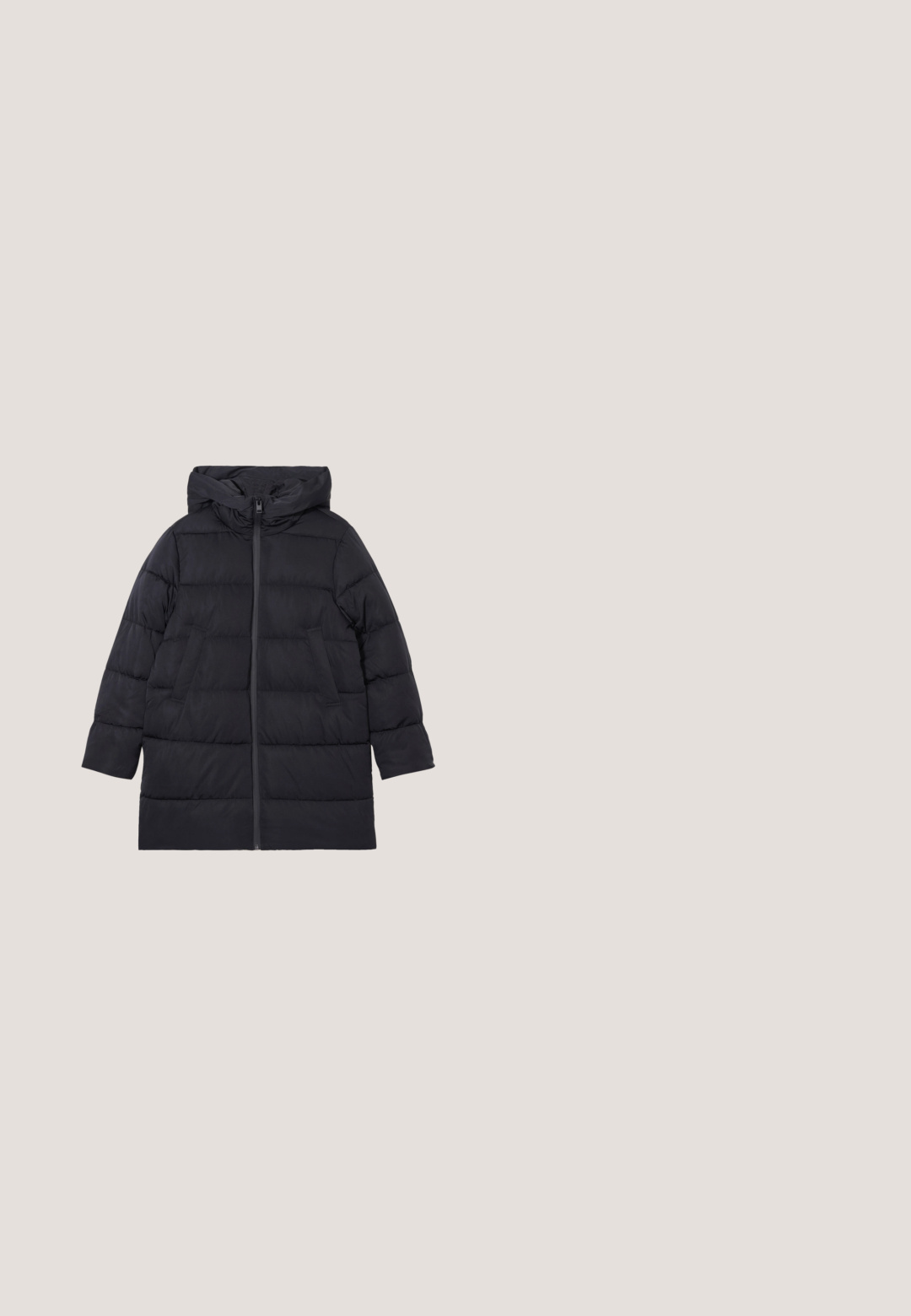 Chaqueta de plumas negra con capucha, con cierre de cremallera, dos bolsillos frontales y un diseño acolchado con costuras horizontales. Acabado mate.; Sudadera negra de tela suave, con mangas largas, cuello redondo y bolsillos laterales. Diseño minimalista con un corte relajado.; Top negro de manga larga hecho de tela suave, con cuello redondo y un logo bordado en el pecho. Diseño sencillo y de corte recto.; Leggings negros con una cinturilla elástica gruesa. Hechos de un material suave y elástico, ajustados para un silueta entallada y sin patrones visibles.; Zapatilla de plataforma negra con dos correas blancas de forro polar y forro interior de forro polar blanco, vista desde un lateral sobre un fondo blanco.; Bolso de viaje grande negro con dos asas, cremalleras plateadas y un logotipo triangular de Prada en la parte delantera, sobre un fondo blanco.