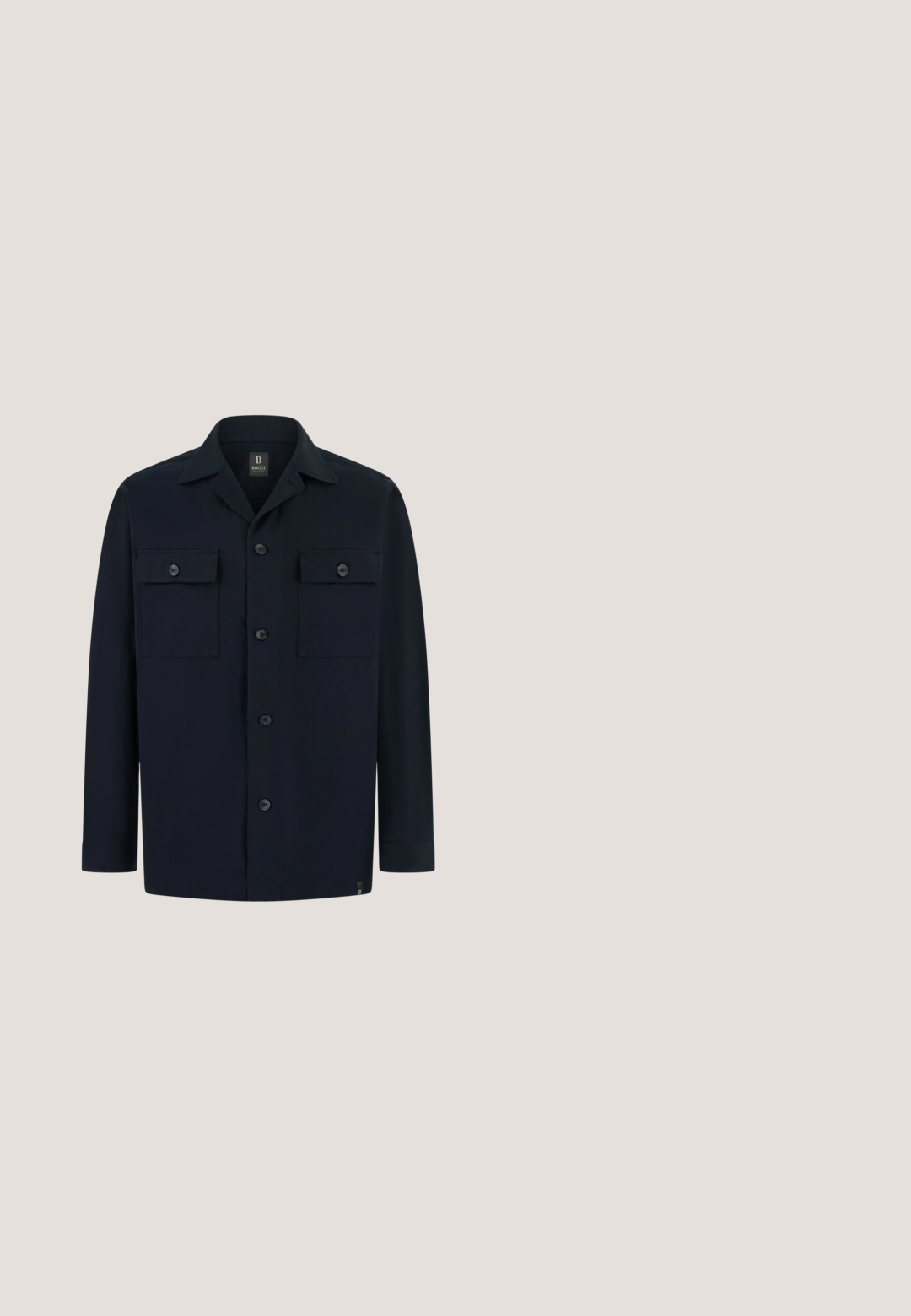 Chaqueta de hombre en azul marino oscuro con botones, dos bolsillos en el pecho con botón y cuello clásico, mangas largas y diseño minimalista.; Camisa azul de manga corta con botones, dos bolsillos en el pecho y cuello campestre, hecha de tela texturizada.; Pantalones cortos negros hasta la rodilla con dobladillos vuelta, cierre con botón, trabillas para cinturón y diseño frontal plano sobre un fondo blanco liso.; Mocasines de ante azul marino con una textura suave, diseño sin cordones, suela de goma beige y detalle de costuras sutiles a lo largo de los bordes.; Bolsa mensajera de tela navy con cierre de solapa, correa ajustable, herrajes plateados y logo de Lacoste. Superficie texturizada con una forma estructurada.; Cinturón de tela azul tejida con textura trenzada, hebilla rectangular plateada y presilla de cuero azul oscuro, enrollado sobre fondo blanco.
