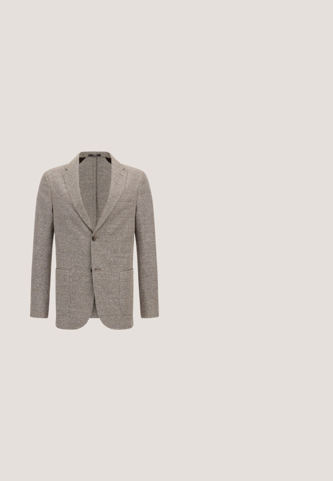 Blazer marron clair en tissu texturé, doté d'un col cranté, de deux poches avant et d'une fermeture à un bouton.; Chemise beige à manches courtes avec des boutons, col intérieur et poignets de manches contrastants en bleu clair, présentée sur un fond blanc.; Pantalons légers vert olive avec une taille élastique, un cordon de serrage ajustable et des ourlets resserrés. Fabriqués dans un tissu doux et lisse.; Chaussure slip-on en suede marron avec un bout arrondi, présentant une semelle en jute tissée et une petite sangle d'accent à l'avant.; Sac à dos en bandoulière camouflage vert avec plusieurs poches zippées, une sangle réglable et un panneau arrière en mesh pour la ventilation.; Ceinture en cuir tressé marron avec une boucle en argent. Elle présente une texture tissée et un accent en cuir lisse près de la boucle.