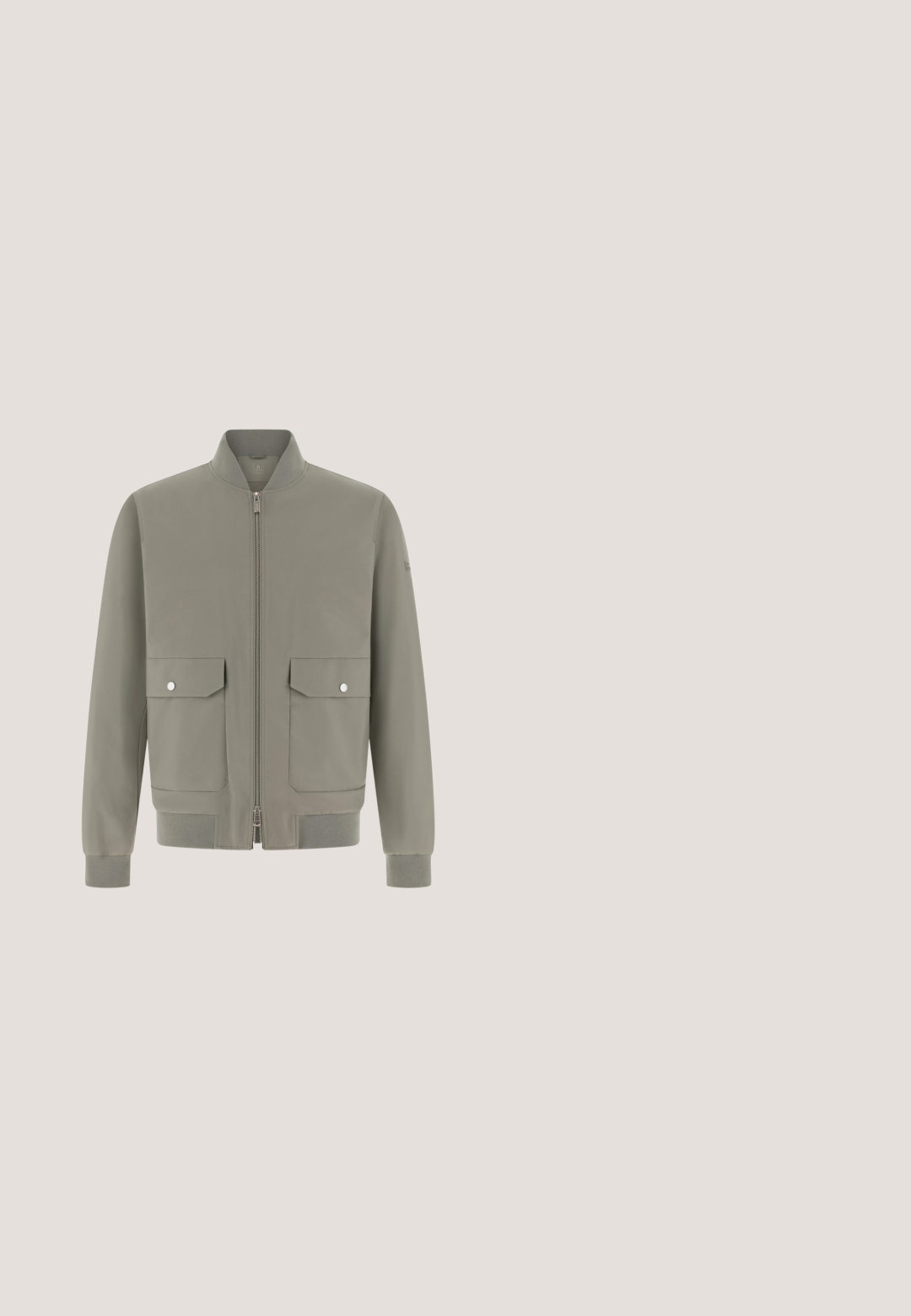 Lichtgrijs bomberjack met een opstaande kraag, een rits aan de voorkant, twee opgestikte zakken met drukknoopsluitingen en geribde boorden en zoom. Soepele textuur.; Roestrood sweater van zachte stof. Heeft een ronde hals, lange mouwen en geribbelde manchetten. Tekstlogo-detail op de mouw.; Blauw-wit kleine geruite korte mouwen blouse met knopen, borstzak en klassieke kraag.; Beige op maat gemaakte broek van soepel materiaal, met een vlakke voorkant, twee vouwen op elk been en een schone, rechte snit.; Zwarte leren Chelsea-boots met elastische zijkanten en een trekhaak. Gladde textuur, ronde neus, platte rubberen zool.; Zwarte leren schoudertas met een gestructureerd oppervlak, ritssluiting, voorvak en verstelbare schouderband. Compact rechthoekig ontwerp.