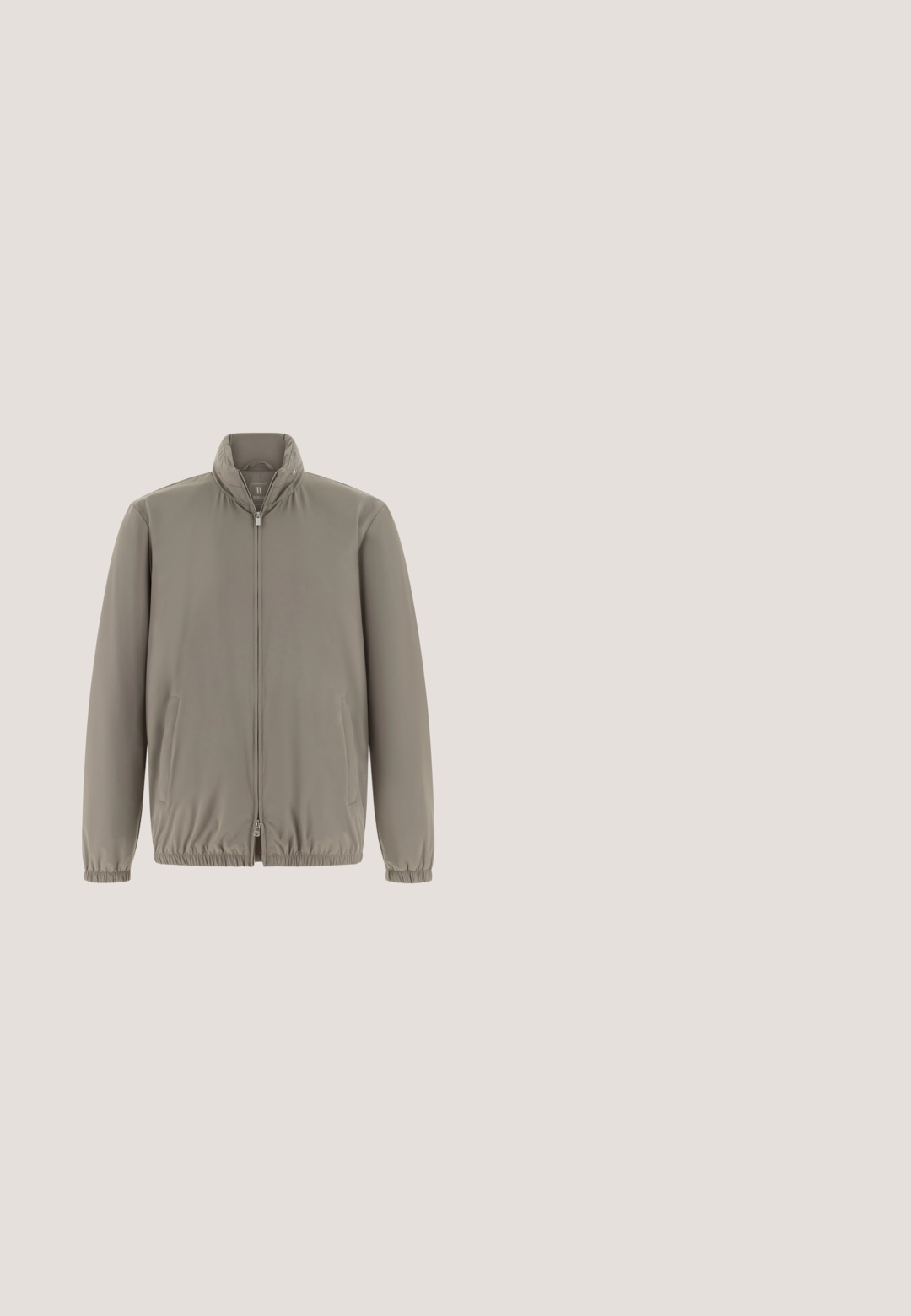 Taupe letvægtsjakke med ståkrave, lynlås foran, sidelommer samt elastiske ærmer og kant.; Lysebrun langærmet sweater med rund hals, ribkant ved ærmer og forneden, vist mod en hvid baggrund.; Beige kortærmet poloshirt med ribbet krave og manchetter, med en lille V-udskæring og et mærke indeni kraven.; Olivegrønne bukser lavet af glat stof med en afslappet pasform, elastisk talje med snor og to frontplisseringer for ekstra design.; Lys grå suedestøvle med rund tå, minimal syning og en flad gummisål. Har et lille præget logo på siden.; Stor rejsetaske i beige og sort med forlomme, to håndtag og justerbar skulderrem på en ensfarvet hvid baggrund.
