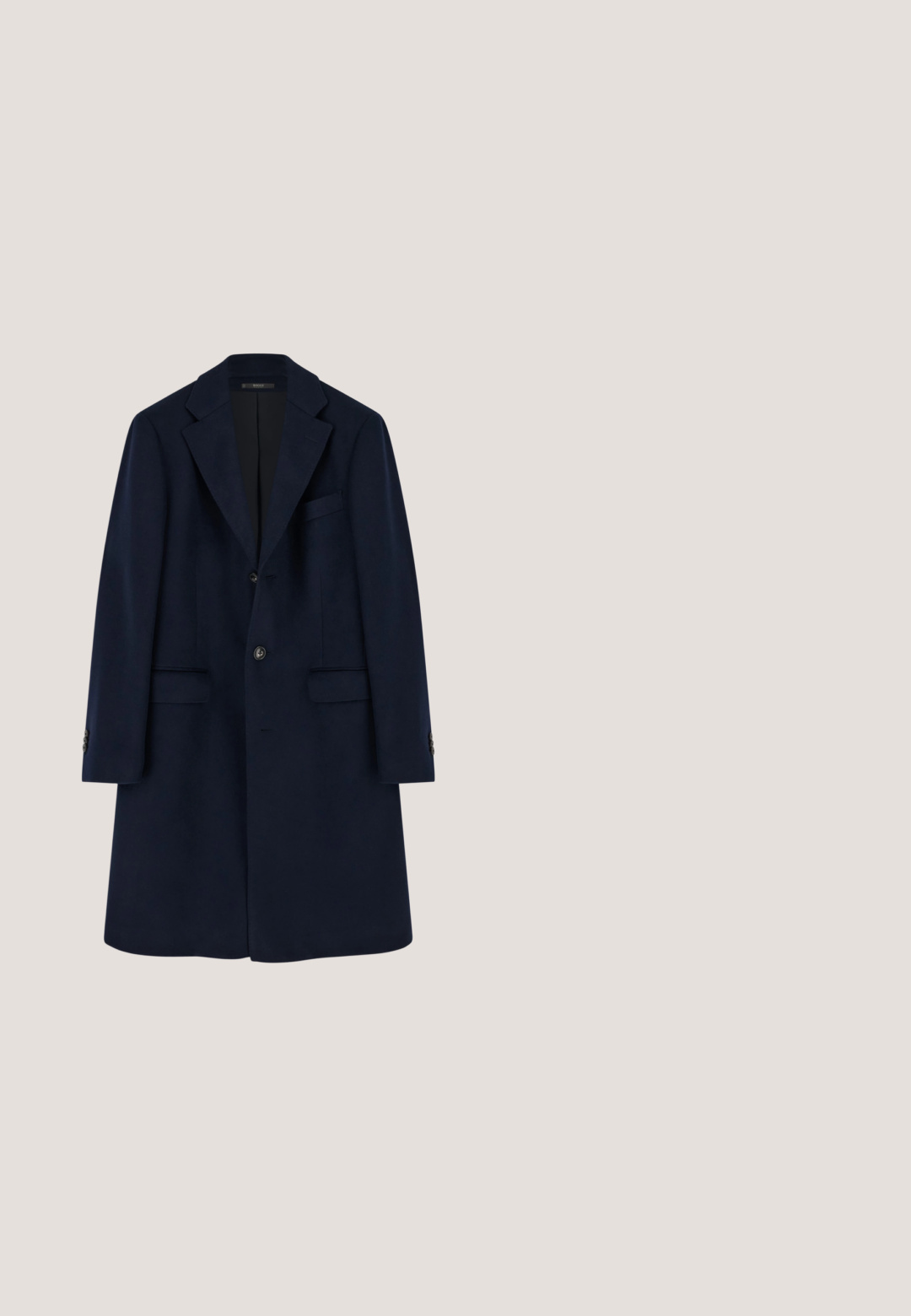 Manteau pour homme bleu marine, boutonnage simple, revers crantés, deux poches avant à rabat, poche poitrine et poignets boutonnés.; Chemise blanche à manches longues à boutons, fabriquée en coton lisse. Dotée d'un col classique et d'une fermeture à boutons à l'avant avec un ourlet droit.; Pantalons ajustés gris foncé en laine mélangée texturée, avec une taille plate, des poches latérales et une fermeture à bouton unique. Design slim fit.; Chaussure habillée en cuir noir à lacets flottant au-dessus d'un tapis beige, avec une table ronde orange en arrière-plan.; Cravate en soie bleu marine, design slim avec une pointe pointue, texture lisse, couleur uniforme sans motifs ni accents.; Ceinture en cuir noir avec une boucle rectangulaire en argent et un logo gravé. Elle présente une texture lisse et un design classique.