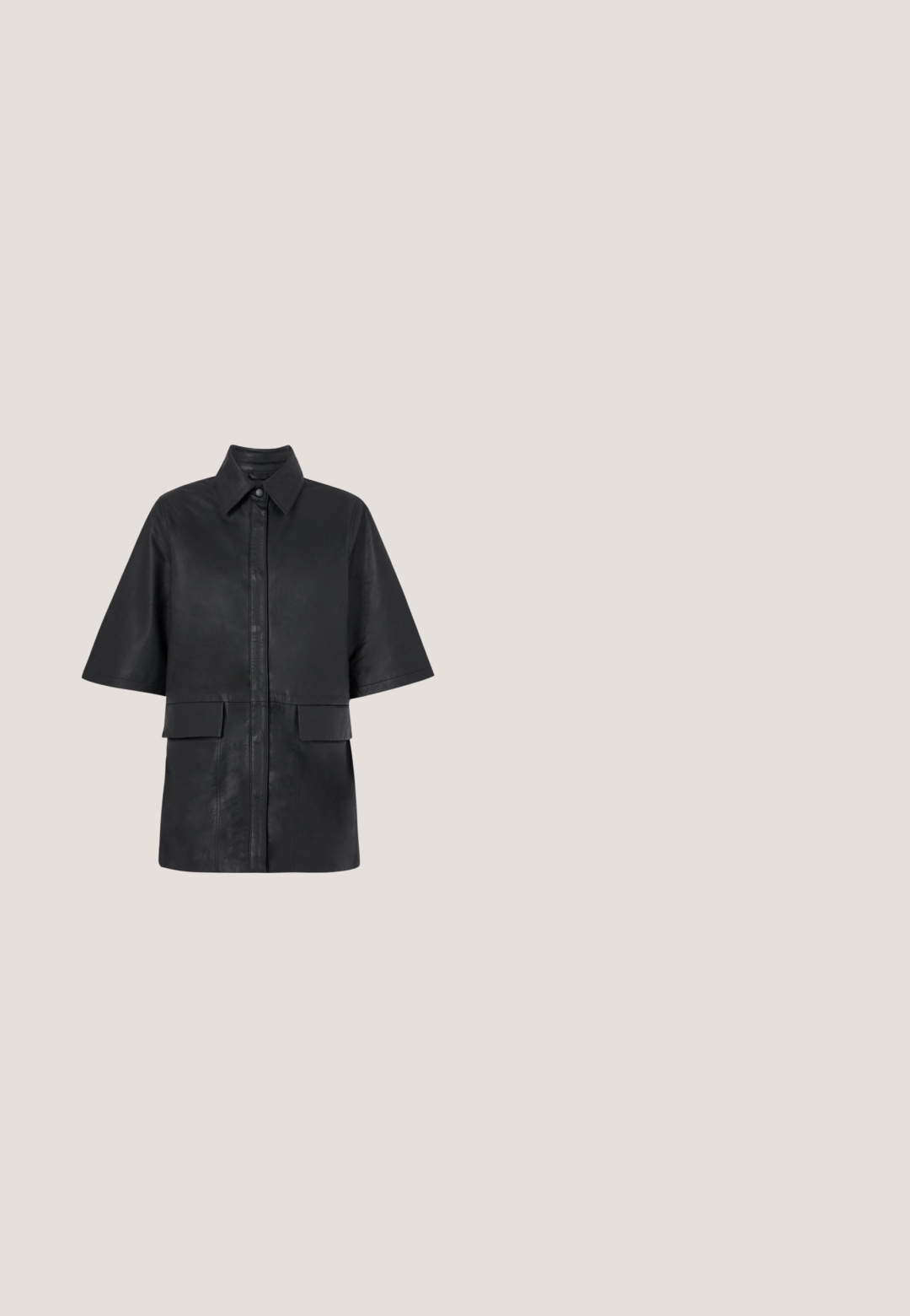 Camisa chaqueta oversized de cuero negro con collar, mangas cortas, cierre frontal de botones y dos bolsillos de parche en la parte delantera. Textura suave.; Blusa de satén negra con mangas anchas y onduladas y escote redondo, mostrada plana sobre un fondo claro.; Pantalones negros de pierna ancha con sutil estampado espiga, pliegues frontales, bolsillos laterales y cierre con un botón en la cintura.; Zapato slingback de cuero negro con punta puntiaguda y tacón bajo cuadrado. Presenta un detalle dorado en el tacón y una textura lisa.; Bolso de mano de cuero negro con textura trenzada, forma curvada y cierre en tono dorado. Cuenta con una sola correa ajustable.;  Pendientes de metal en tono dorado con un diseño curvado y alargado. La superficie es lisa y pulida, presentando un estilo minimalista.