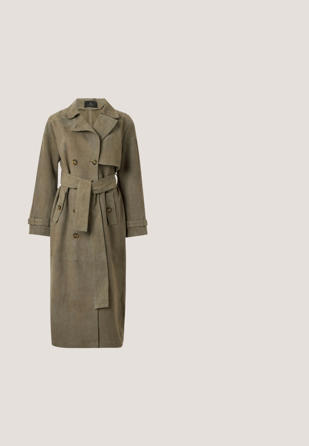 Langer grauer Wildleder-Trenchcoat mit doppelt geknöpften Knöpfen, Gürtel in der Taille, Patte am Brustbereich und geknöpften Manschetten.; Diane von Furstenberg ASTRID WRAP DRESS - Strickkleid - teal; Taupe Wildleder-Spitzenschuh mit hohem, schlankem Stilettoabsatz auf weißem Hintergrund, Seitenansicht.; Katzenaue Sonnenbrille mit transparenten beigen Rahmen und dunkelbraunen Gläsern. Verfügt über subtile Hardware-Akzente an den Schläfen. Mattierte Textur.; Dunkelgrüne Wildleder-Halbmonden-Handtasche mit goldener Kettenriemen, Leder-Schulterriemen und kleinem goldfarbenem Polo-Logo von Ralph Lauren.; Goldene Halskette mit rechteckigem grünem Edelstein-Anhänger und Knebelverschluss vorne in der Mitte vor weißem Hintergrund.