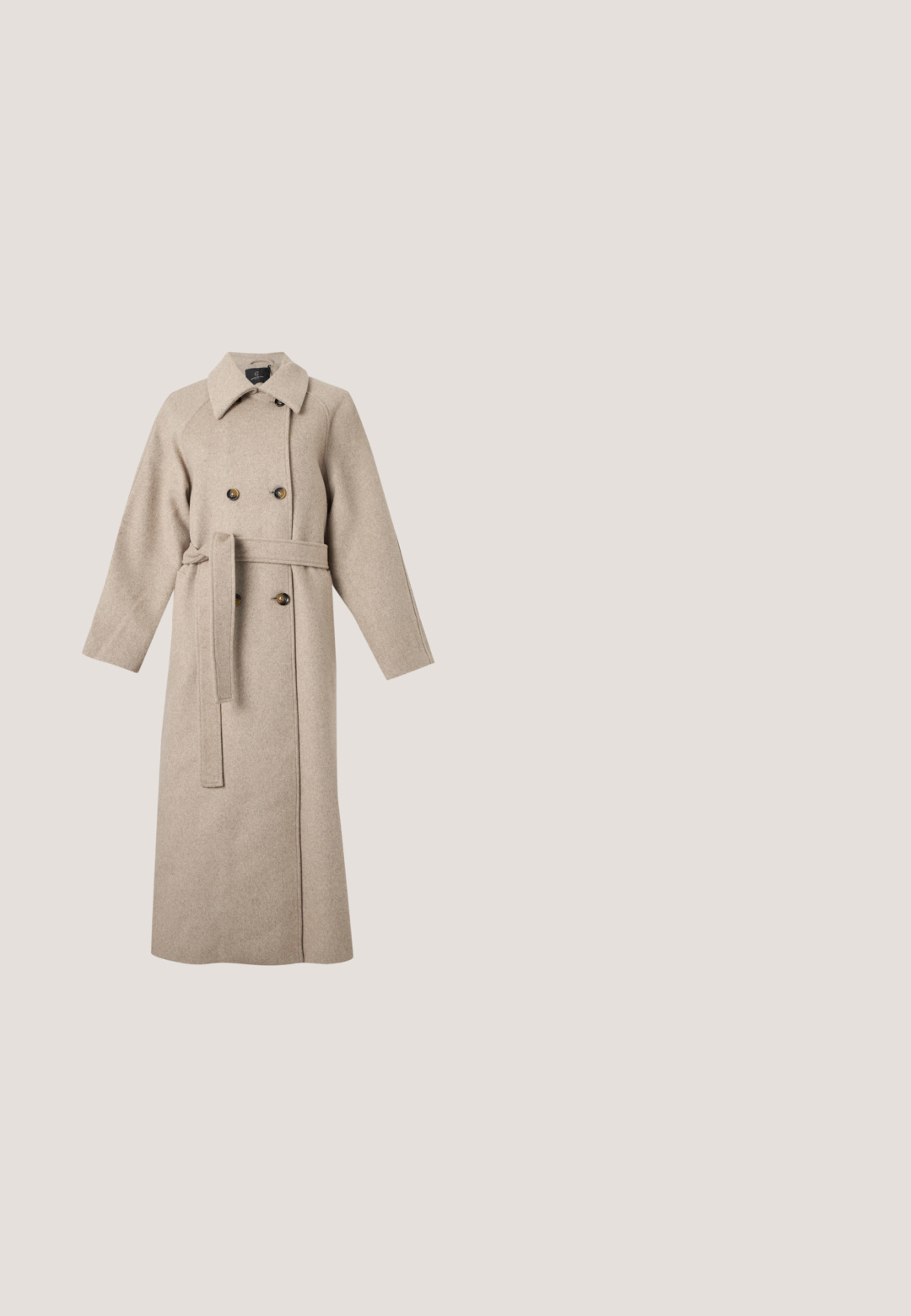 Lang beige uldfrakke med bred krave, dobbeltradede knapper og matchende bælte bundet ved taljen.; Brun V-hals langærmet sweater med enkel strikket tekstur og ribkant ved ærmer og kant, vist på en ensfarvet lys baggrund.; Sorte vide benbukser med høj talje, der har en glat tekstur og subtile frontfolder, skræddersyet til en struktureret pasform.; Brune ruskind loafers med en blød tekstur, der har et syet design og en slank gummisål for holdbarhed. Klassisk og alsidigt design.; Brun skuldertaske i ruskind med lange stropper og et foran dekorativt bælte med en guldlås på en ensfarvet baggrund.; To skinnende guldøreringe i et buet design med orange accenter nær stikket, sat mod en enkel hvid baggrund.