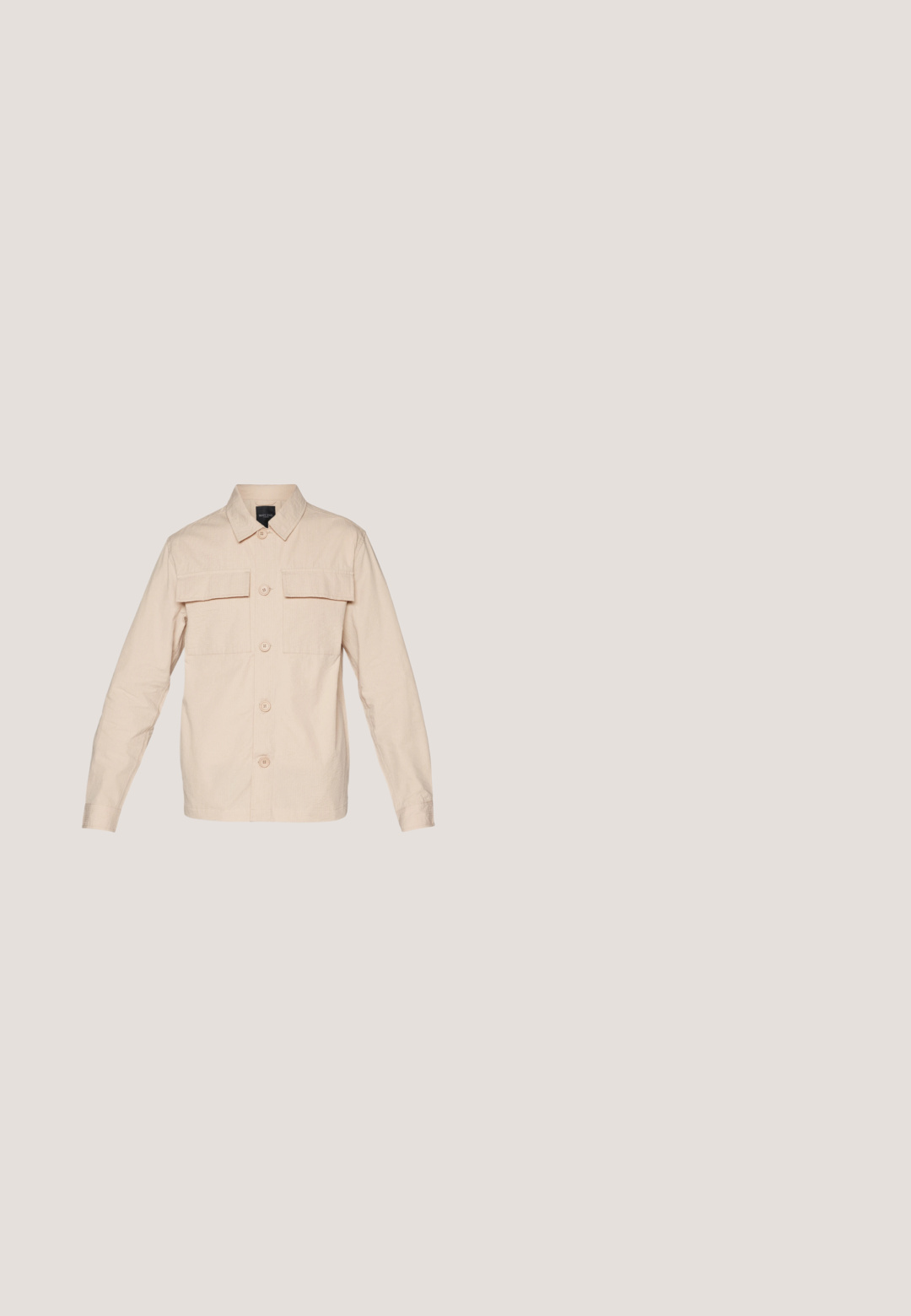 Beige knap-up skjorte lavet af letvægtsstof, med to brystlommer, en spids krave og lange ærmer med knapmanchetter.; Mørkerød langærmet crewneck sweatshirt med lille sort broderet fuglelogo på venstre bryst og ribbede manchetter og kant.; Lysfarvet langærmet skjorte med tynde lodrette striber. Har en button-down krave og en brystlomme. Lavet af et tekstureret stof.; Mørkeblå denimjeans med slim fit, som har en knaplukning, fem lommer og diskret falmning. Glat tekstur, lige ben-design.; Brune kanvas sneakers med rund tå, hvid gummisål og fem snørehuller. Har en lille tri-farvet detalje på siden.; Brun læder toiletmappe med rektangulær form, glat tekstur, lynlås øverst og sidelæderhåndtag for nem bæring.