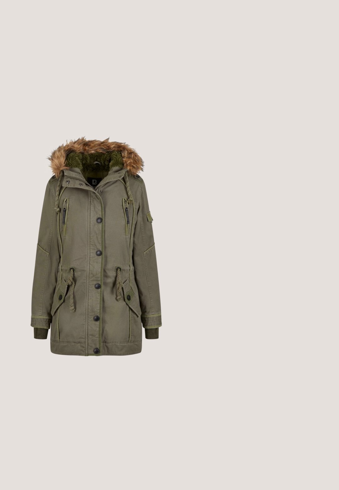 Parka olive avec une capuche en fourrure synthétique, des cordons de serrage, plusieurs poches et des fermetures à boutons. Présente des coutures ton sur ton.; Hoodie en mélange de coton noir avec une poche kangourou, des poignets côtelés et un ourlet côtelé. Comprend le logo "Urban Classics" brodé en blanc sur la poitrine.; Haut noir à manches longues avec un col en scoop, fabriqué dans un tissu lisse et extensible. Présente une coupe ajustée et des coutures minimales pour une apparence élégante.; Pantalons cargo camouflage en vert foncé et marron, dotés de plusieurs poches, fermeture à bouton et liens ajustables à la cheville. Tissu texturé.; Bottine en cuir noir à bout rond, avec un laçage à l'avant, un col rembourré et une semelle en caoutchouc texturé. Présente un logo embossé sur le côté.; Sac messenger en toile noire avec des accents en cuir, présentant une forme structurée, des accessoires en métal, deux poches avant et une bandoulière réglable.