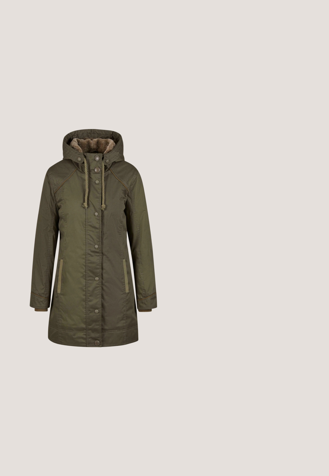 Olivenfarvet parka-jakke med kunstpelsforing, justerbar hætte, fronttrykknapper og sidelommer med kontrastkant.; Oliven grøn hættebluse med en front kangaroo-lomme, snørebånd i hætten og et diskret grafisk design på brystet i kontrastfarve.; Kamuflage T-shirt i grøn, brun og sort. Kortærmet, rund halsudskæring, blød tekstur og klassisk pasform med et mønster af organiske former.; Kamuflage cargo bukser i mørkegrøn og brun, med flere lommer, knaplukning og justerbare ankelstræk. Struktureret stof.; Grønne høj-top sneakers med en skinnende, tekstureret overflade, polstret krave og en tyk grå gummisål med mønstret slidbane.; Olivengrøn rektangulær håndtaske med sort aftagelig skulderrem, to håndtag øverst og en stor sølvspænde foran.