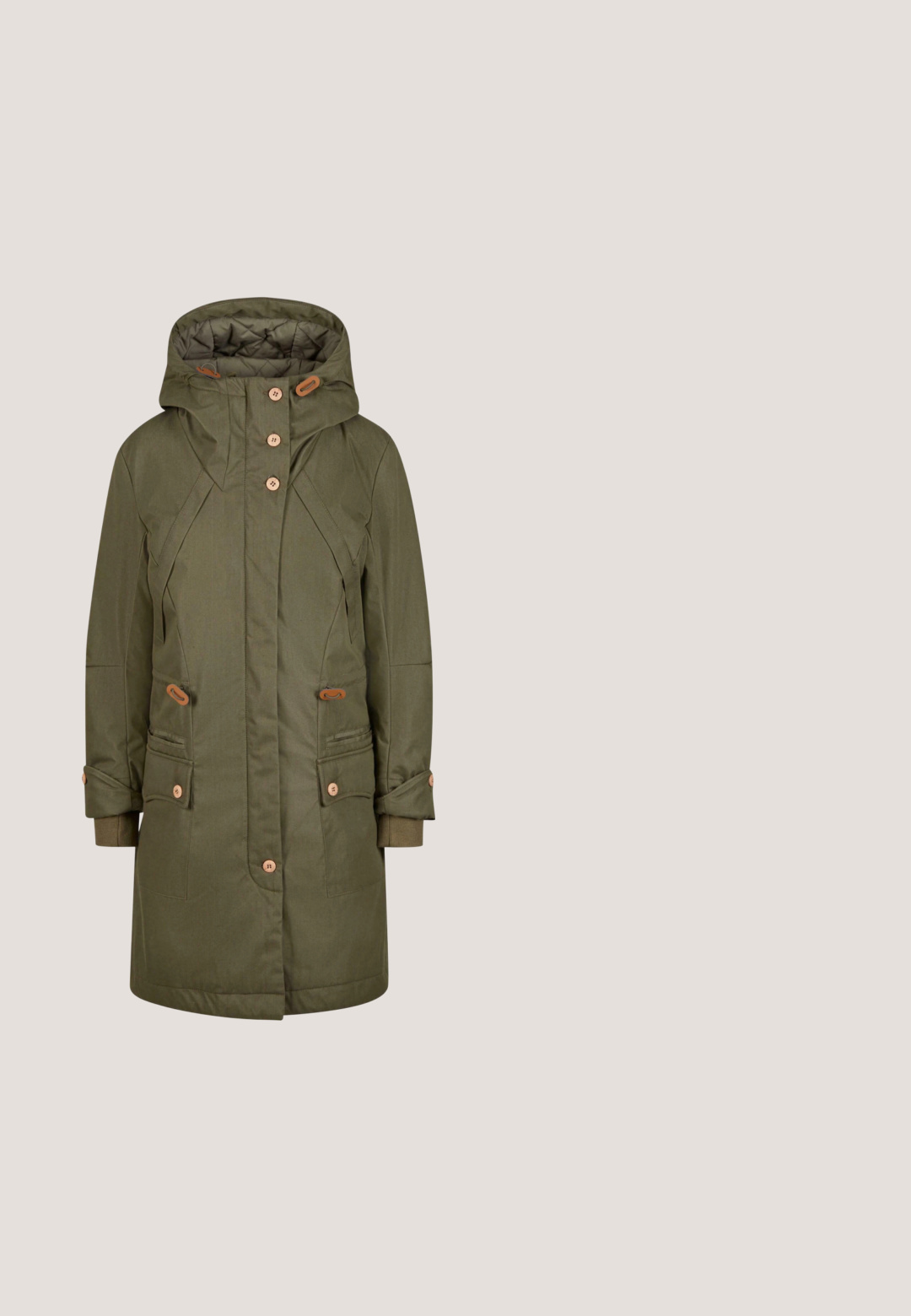 Parka de color verde oliva con capucha, que presenta cuatro botones en la parte delantera, bolsillos laterales y puños elásticos. Tela de textura suave con forro acolchado.; Jersey verde de manga larga con cuello chal acanalado, hecho de tela suave, que presenta una textura lisa y una silueta ajustada.; Vestido verde de punto con mangas largas, escote redondo y puños acanalados. Presenta una pequeña etiqueta con el logo cerca del dobladillo.; Zapatillas altas de ante verde con cordones blancos, suela blanca acanalada y detalle de costura en contraste. Panel lateral texturizado y asa de tiro.; Bolso bandolera de cuero verde oliva con cierre de cremallera, correa ajustable y un colgante redondo con un logo de ancla plateada. Textura suave.; Colgante de color dorado con una gema verde ovalada con facetas, que muestra una textura suave y un acabado brillante. Anilla para sujeción.