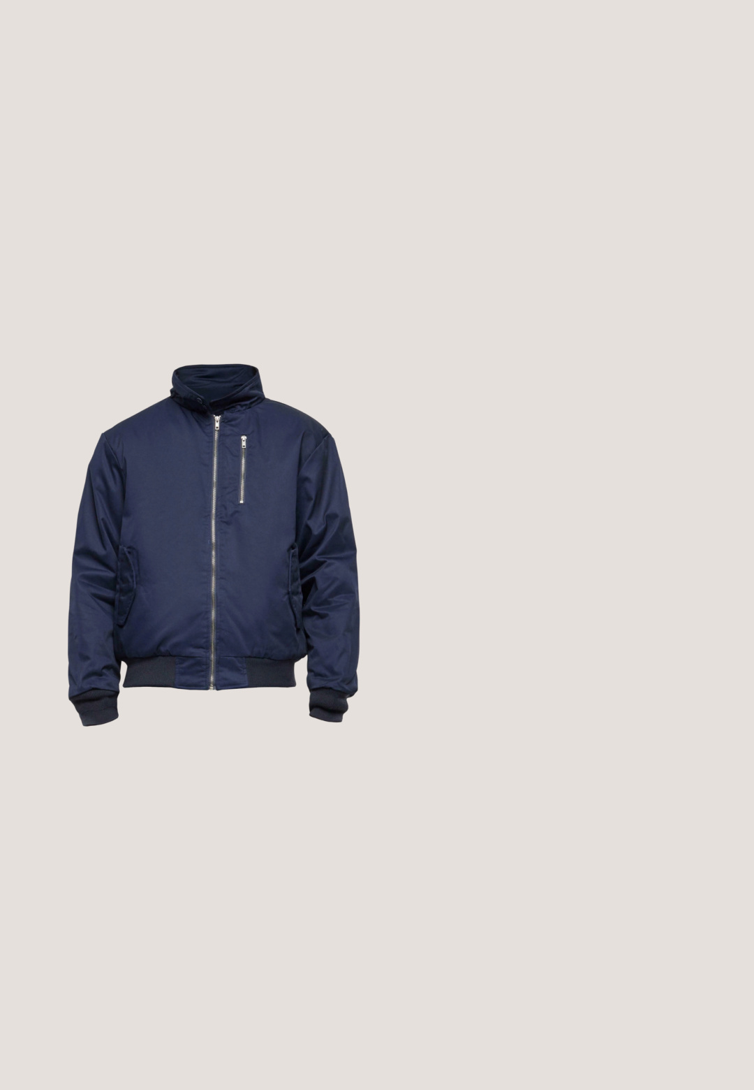 Veste bomber bleu marine avec fermeture éclair à l'avant, col montant, poignets élastiques et poches latérales, fabriquée à partir d'un tissu lisse et durable.; Sweat-shirt à enfiler bleu marine en tissu doux, doté d'un col zippé jusqu'à mi-hauteur, de manches longues et de deux poches avant.; T-shirt oversize bleu avec des rayures verticales blanches, col rond et manches courtes. Présente un logo script blanc sur la poitrine.; Pantalons de survêtement bleu marine avec une taille élastique et des manches resserrées, fabriqués en tissu doux, sans motifs ni accessoires visibles.; Baskets blanches avec des accents violets, dotées d'un upper en cuir lisse, d'un col rembourré et d'une boîte à orteils perforée pour la respirabilité.; Sac bandoulière bleu avec une bandoulière réglable, poche zippée à l'avant et texte de marque blanc bien en vue. Fabriqué en matériau lisse avec une forme rectangulaire.